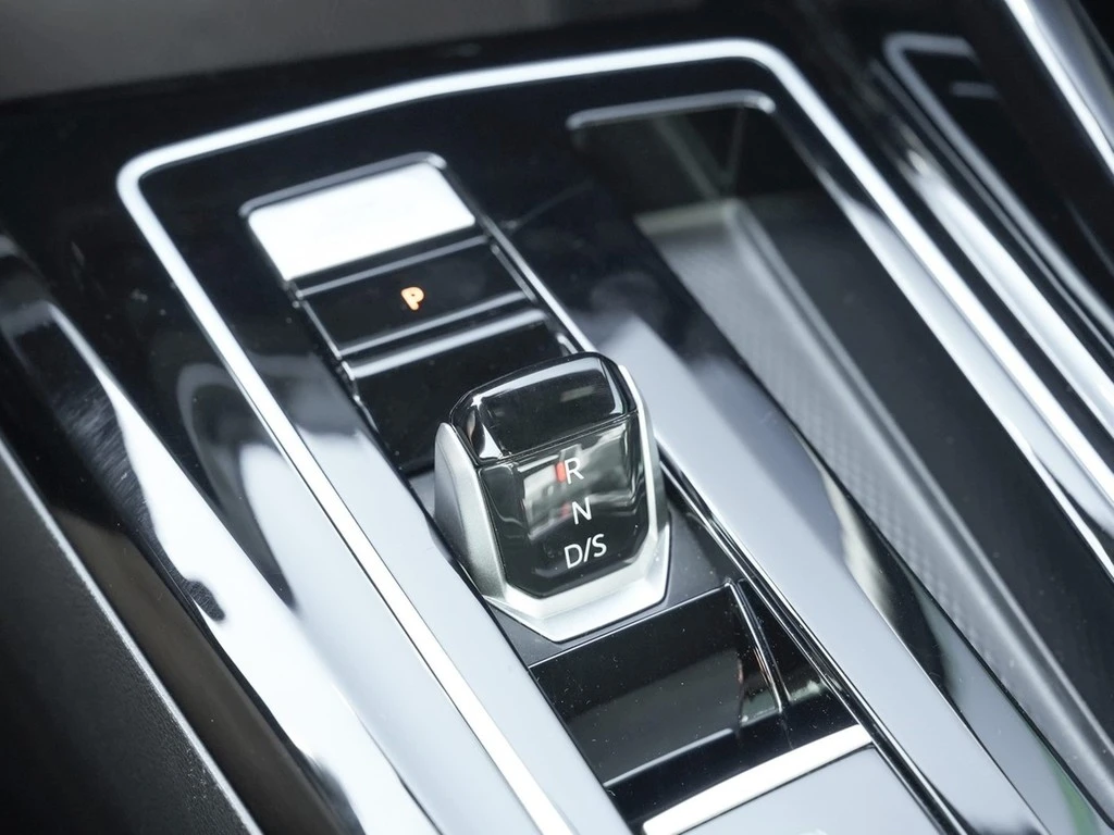 Volkswagen-Golf-image-9