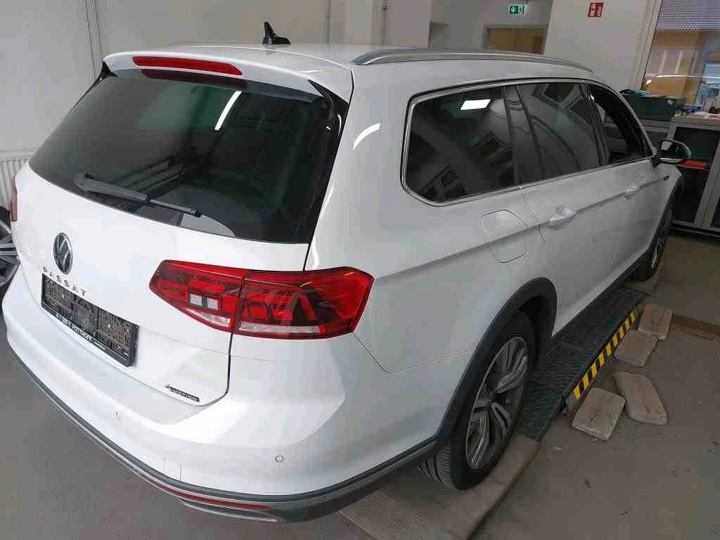 Volkswagen-Passat-image-1