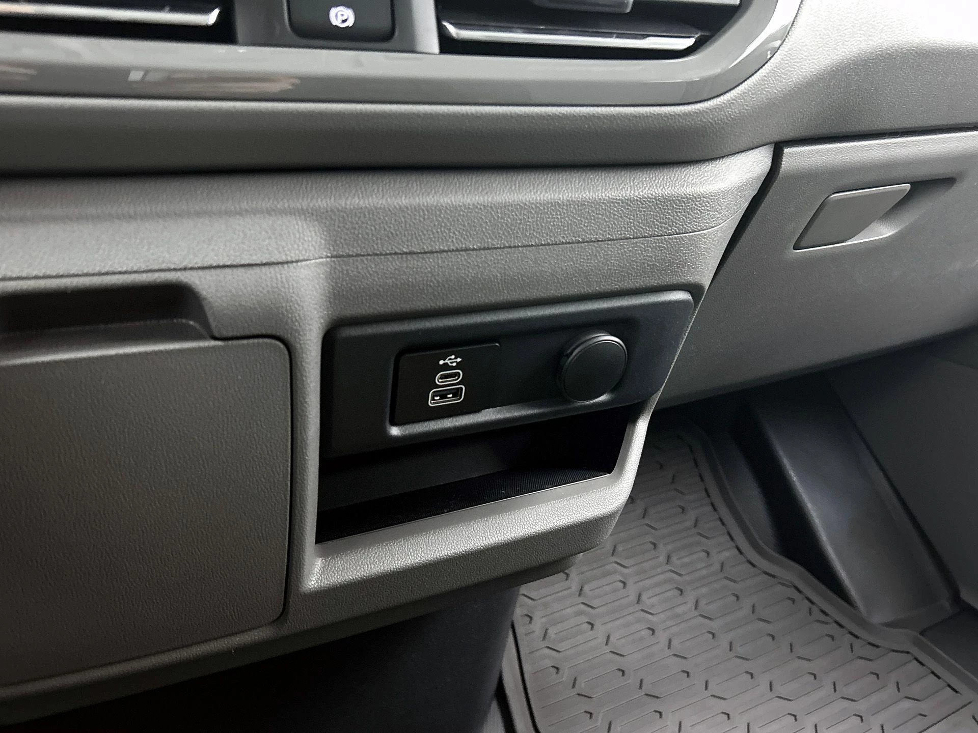 Volkswagen-e-Transporter-image-36