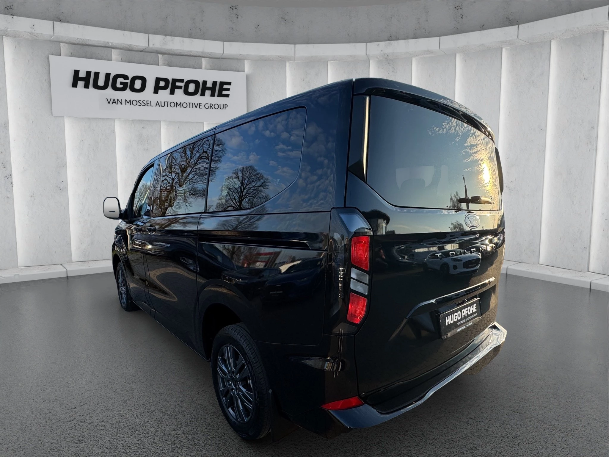 Ford Tourneo Custom Titanium 320 L1 2.0 l EcoBlue. 8-Gang-Automatikgetriebe. Frontantrieb