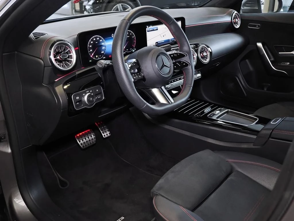 Mercedes-Benz-CLA 200-image-8