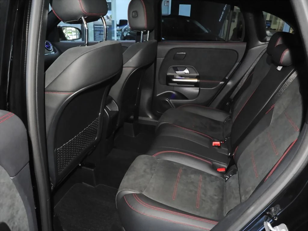 Mercedes-Benz-GLA 200 d-image-13