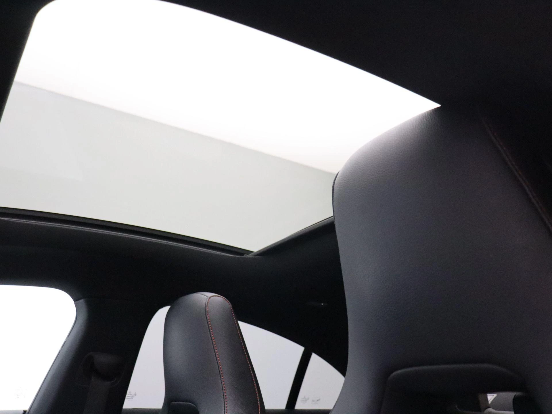 Mercedes-Benz CLA 200 AMG Line + PANO DAK + MULTIBEAM LED + CARPLAY +