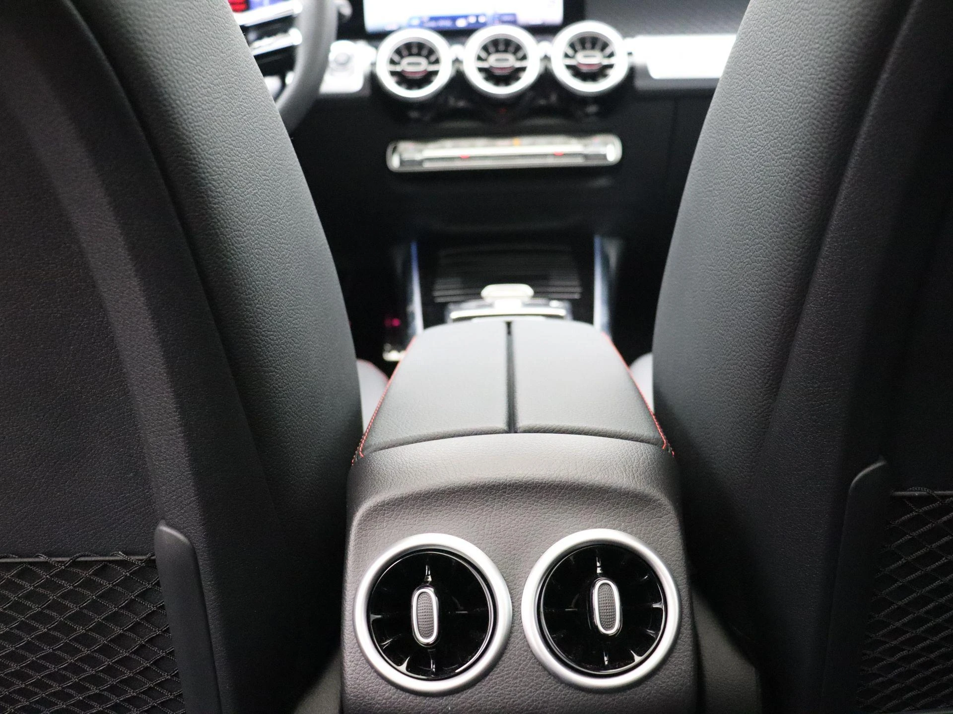 Mercedes-Benz-EQB-image-18