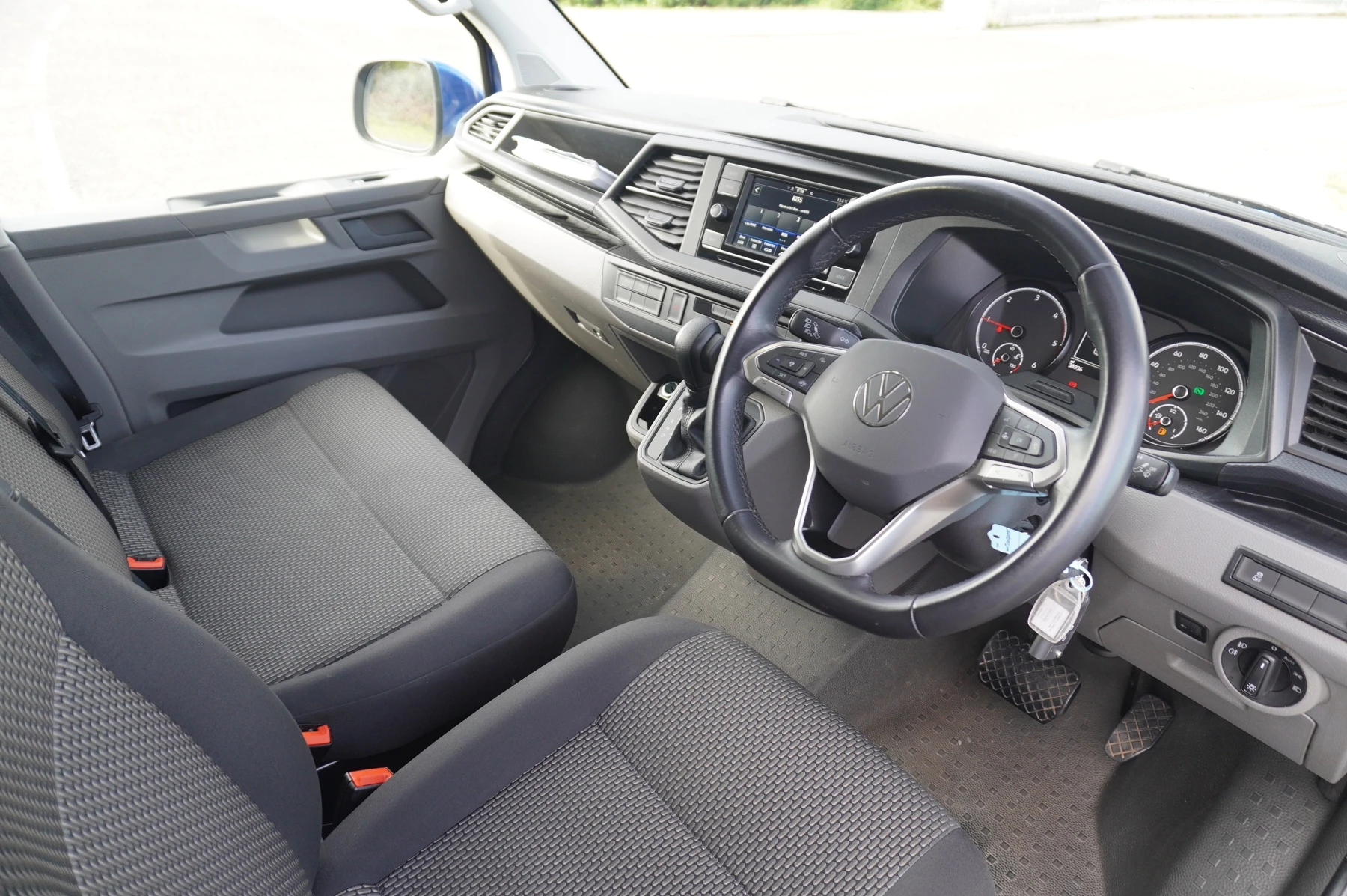 Volkswagen-Transporter-image-5