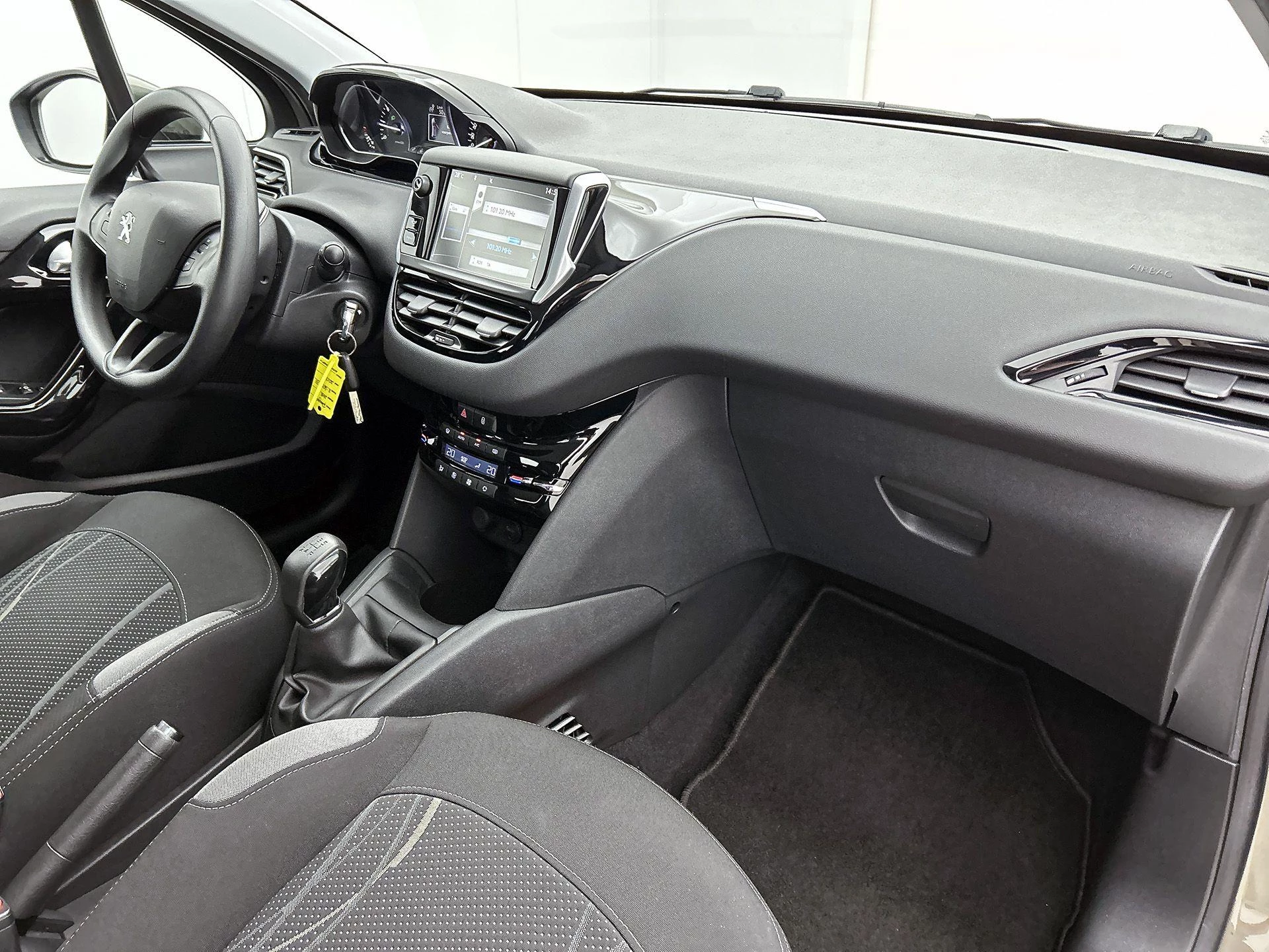 Peugeot-208-image-20