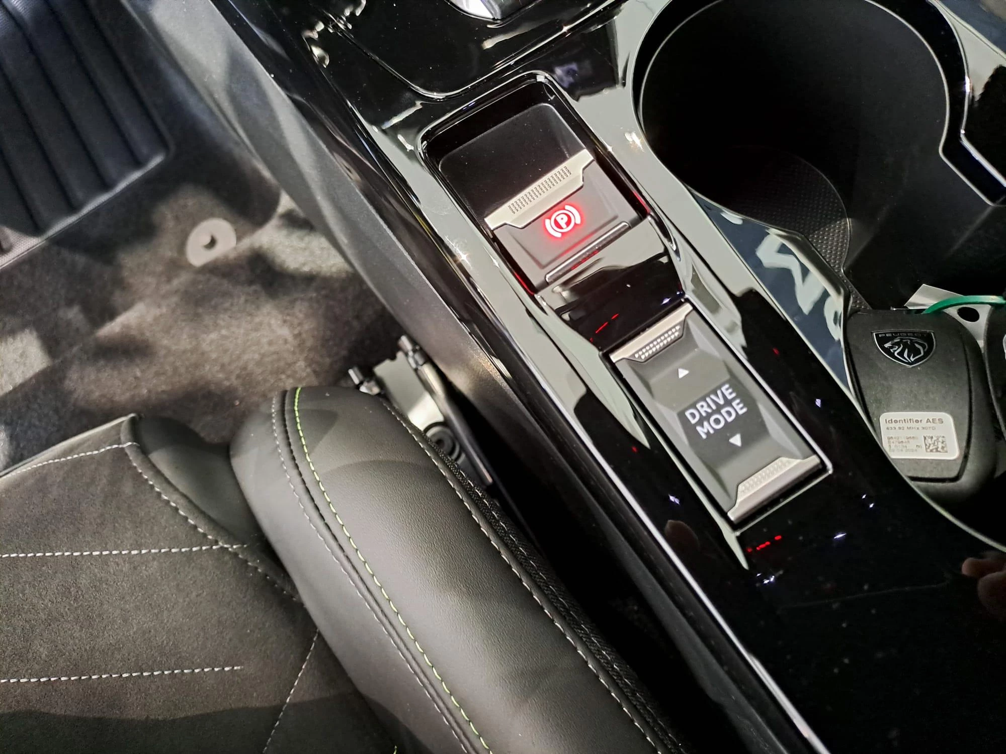 Peugeot 208 Hybrid 136 e-DCS6 GT