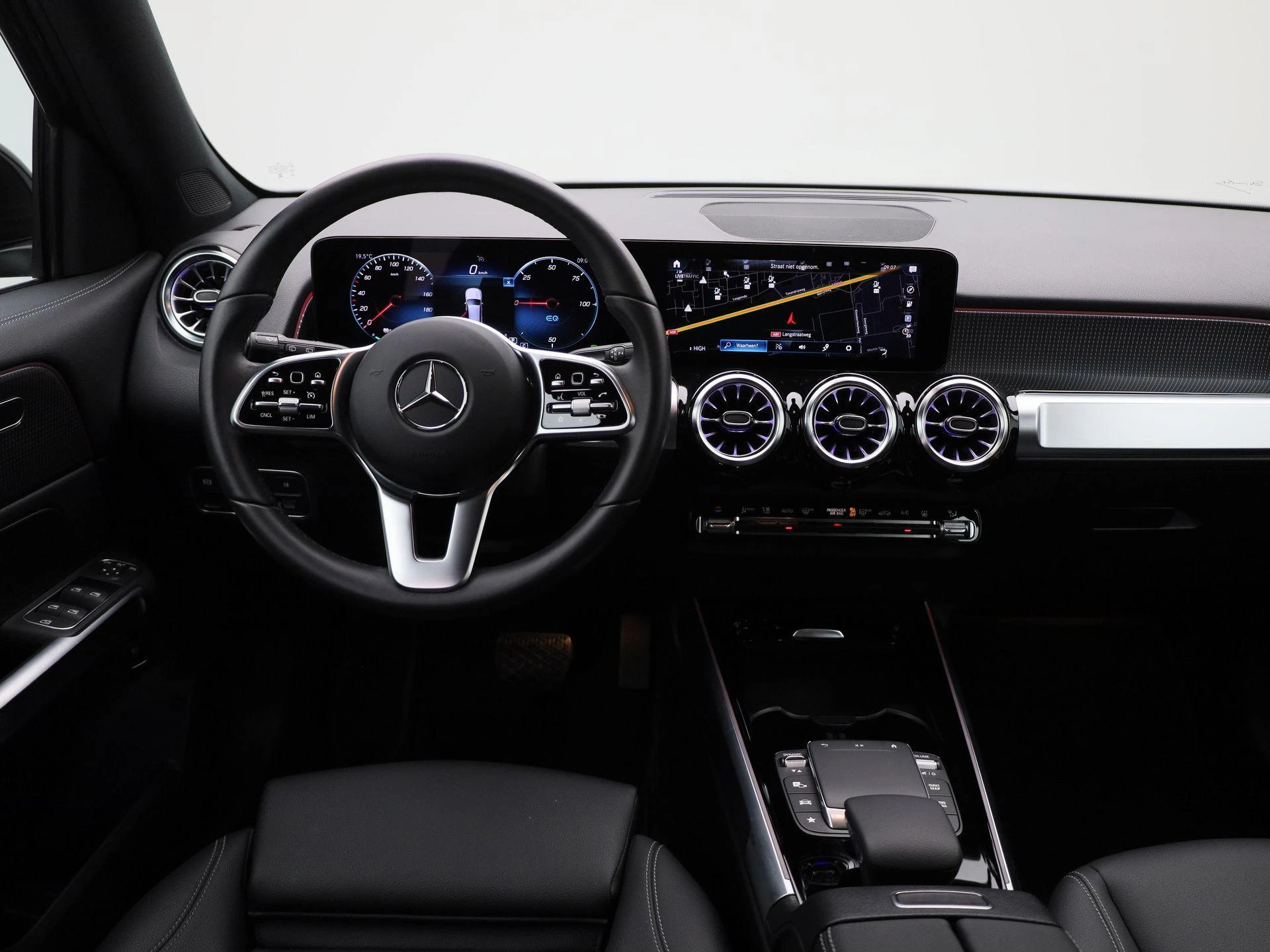 Mercedes-Benz-EQB-image-6