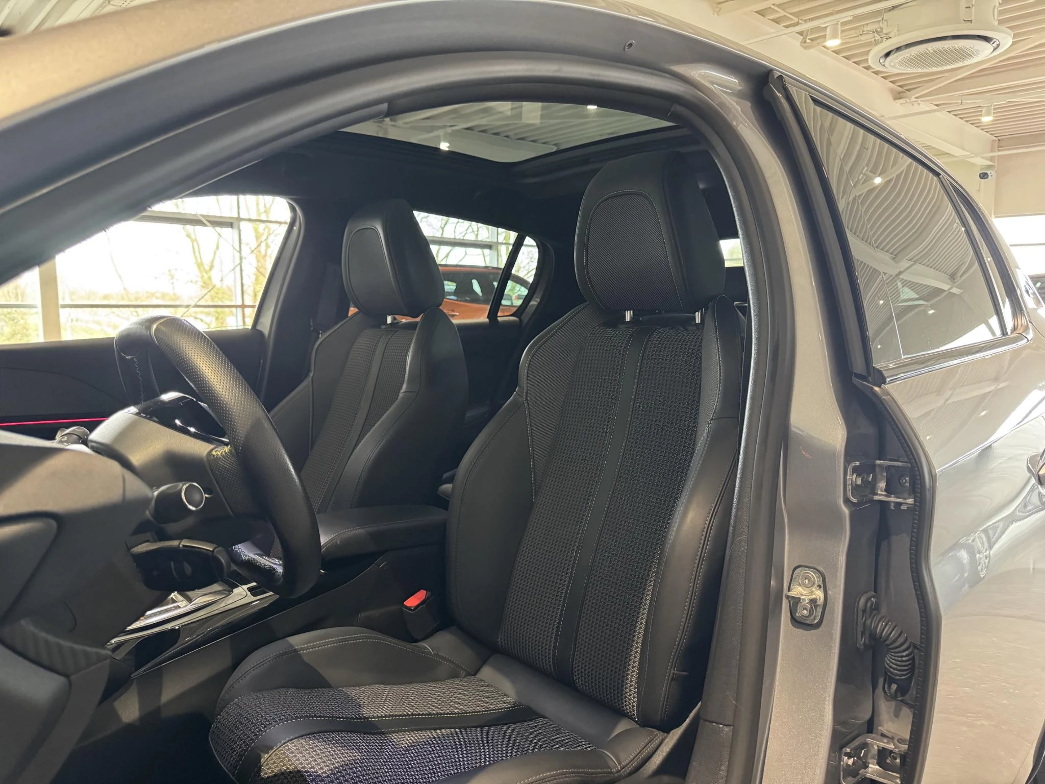 Peugeot-e-208-image-8