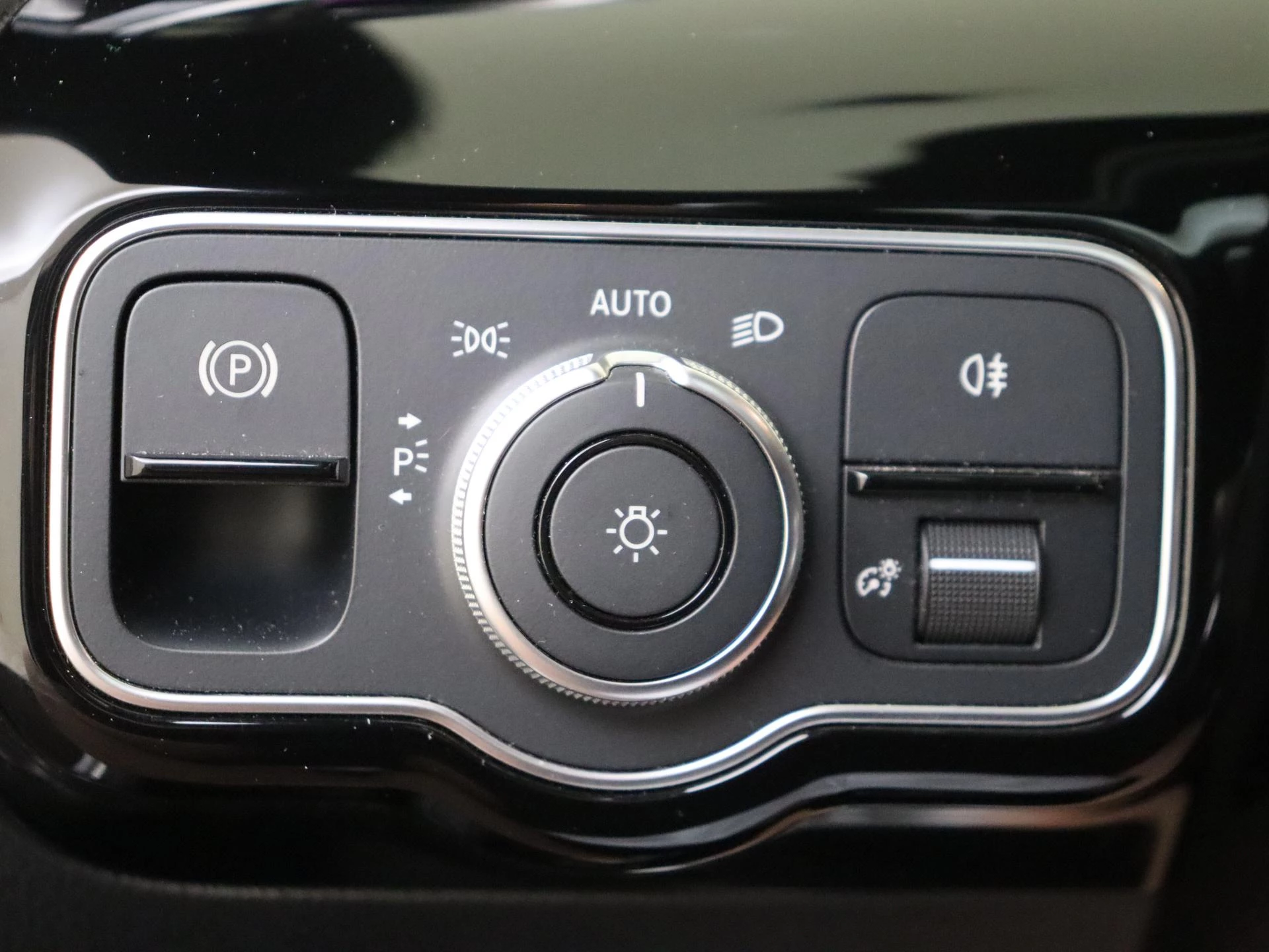 Mercedes-Benz-CLA-image-24