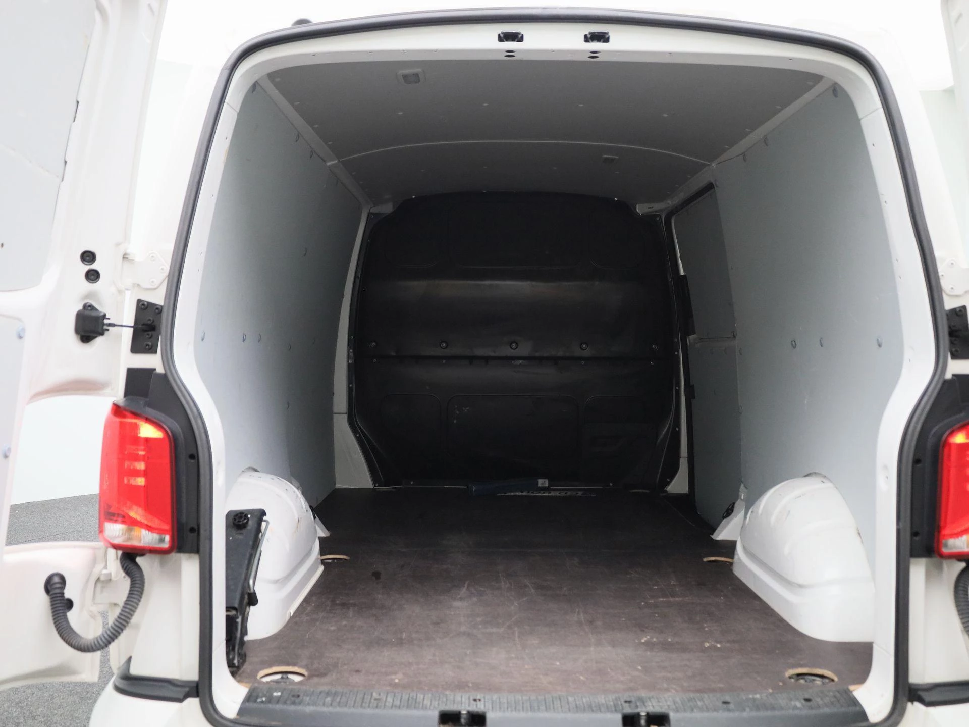 Volkswagen-Transporter-image-14