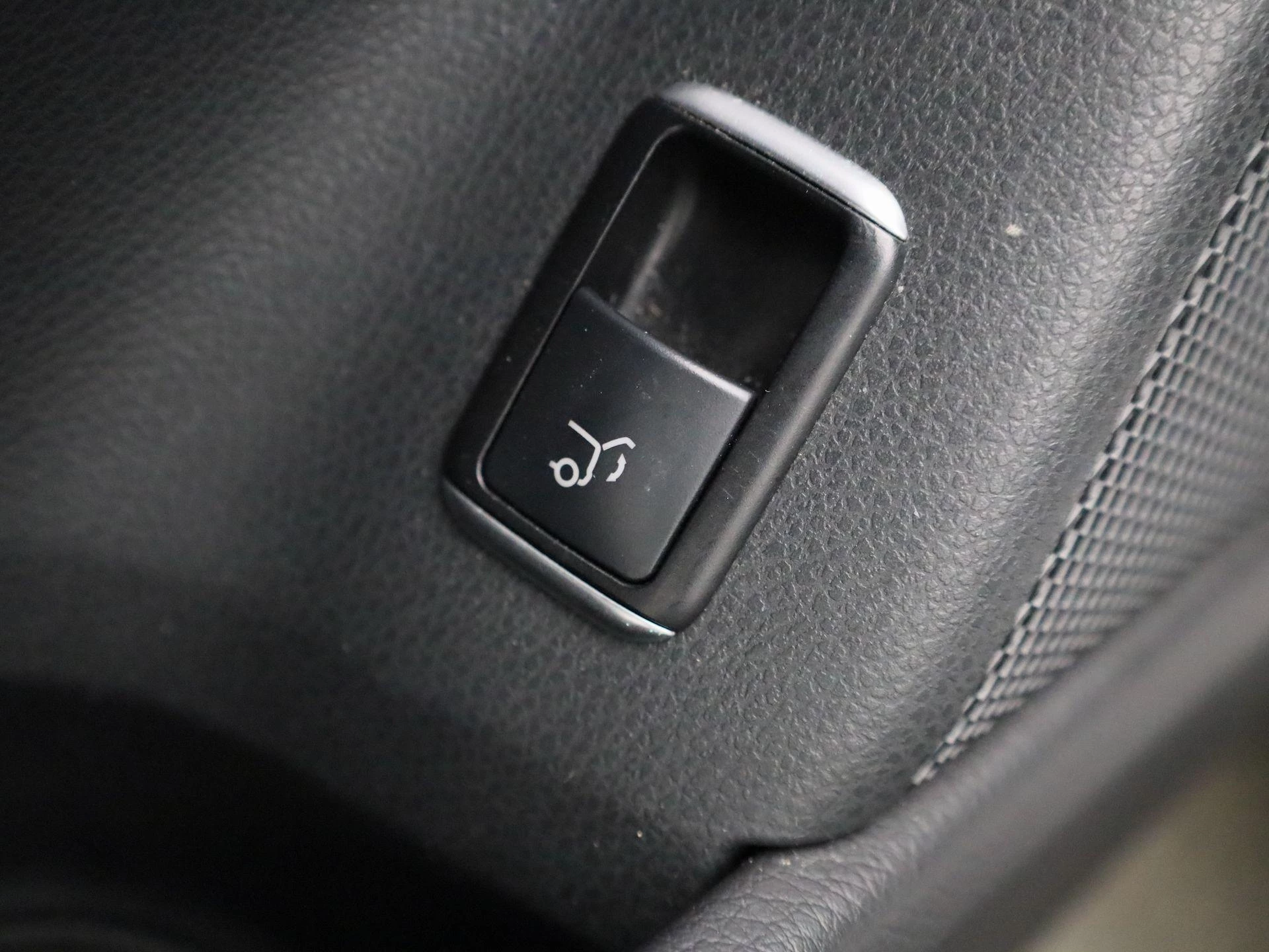 Mercedes-Benz-GLA-image-29