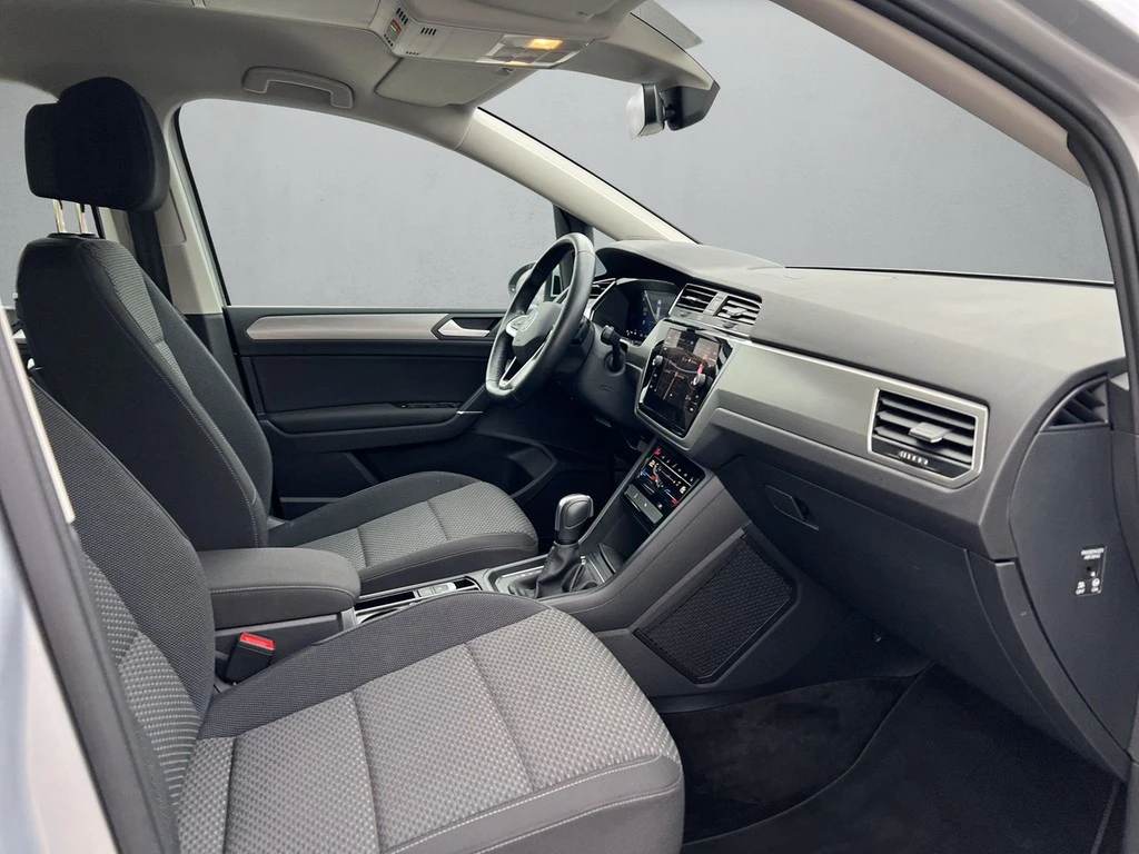 Volkswagen-Touran-image-12