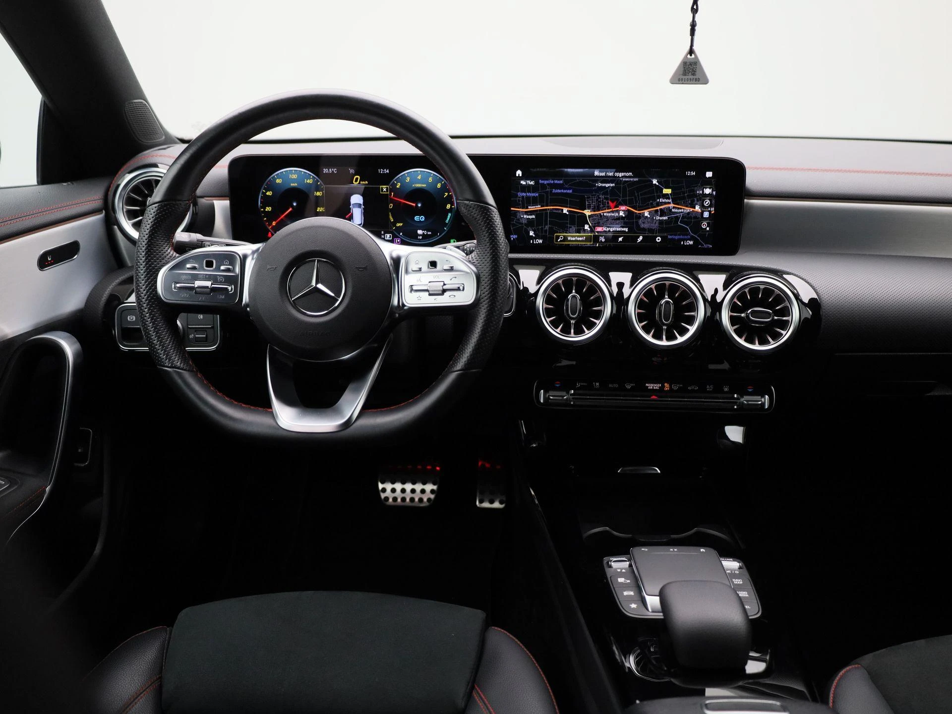 Mercedes-Benz-CLA-image-6