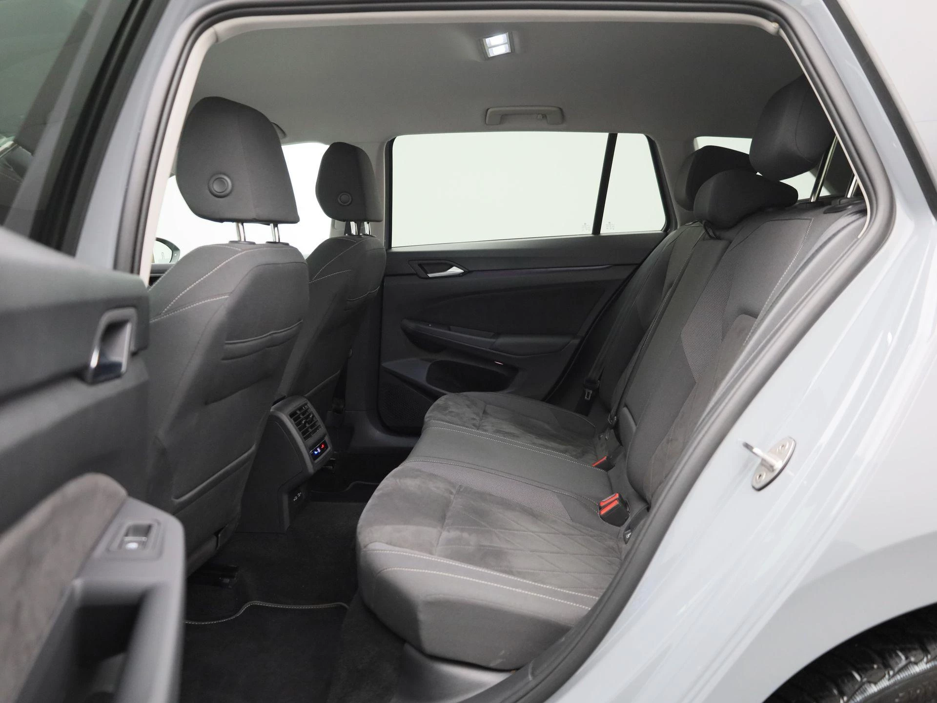 Volkswagen-Golf-image-12