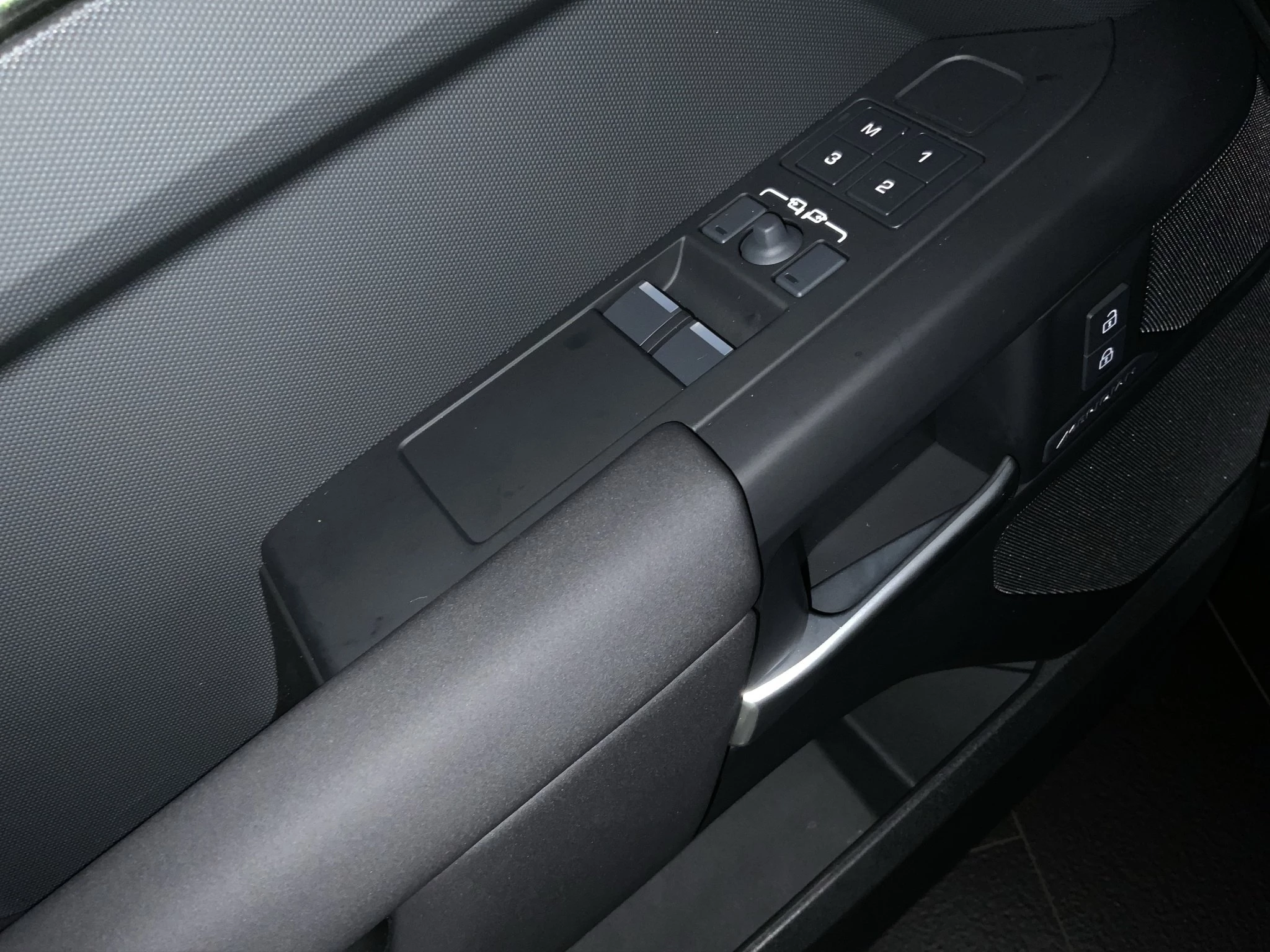 Land Rover-Defender-image-16