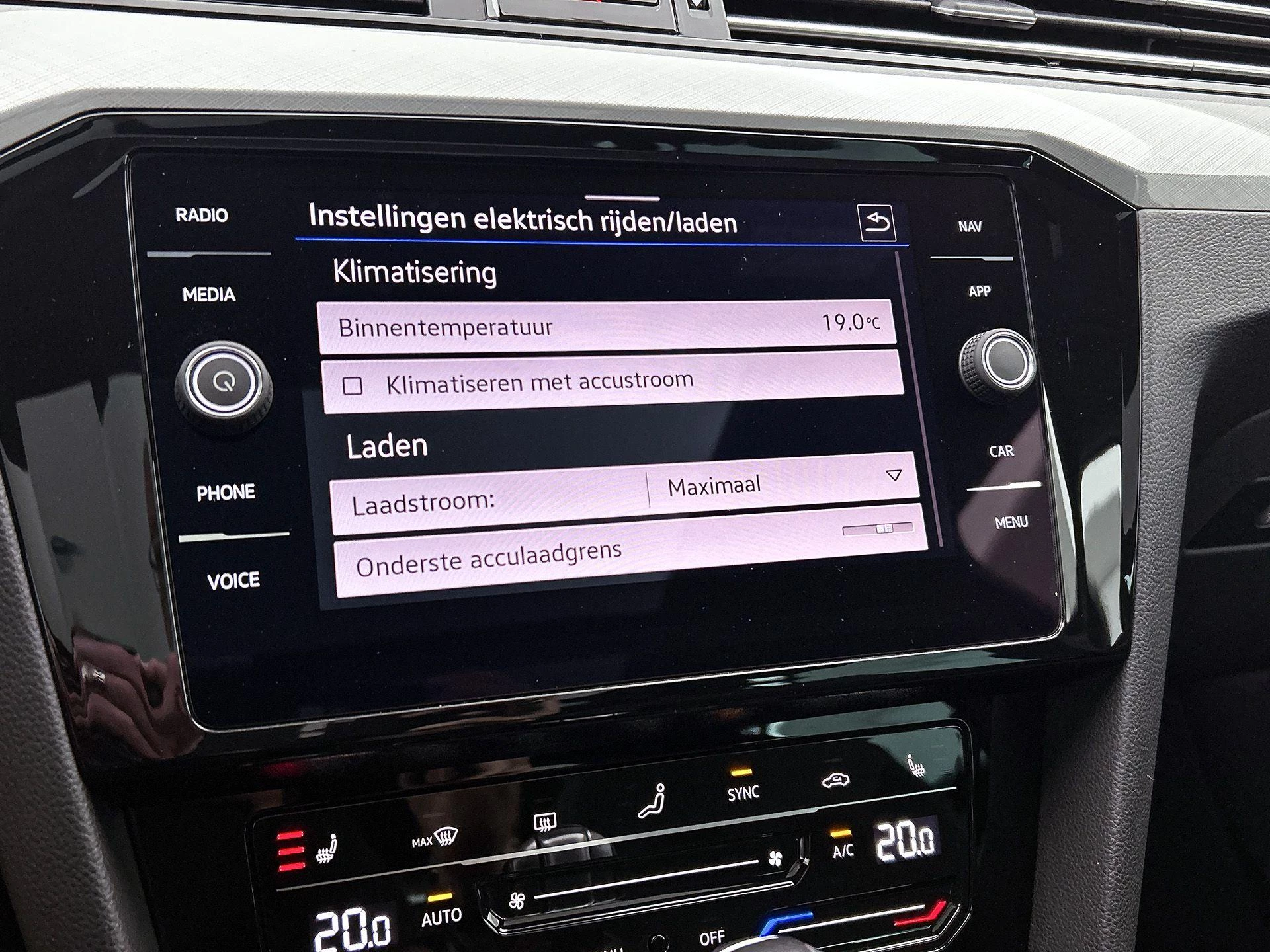 Volkswagen-Passat-image-18