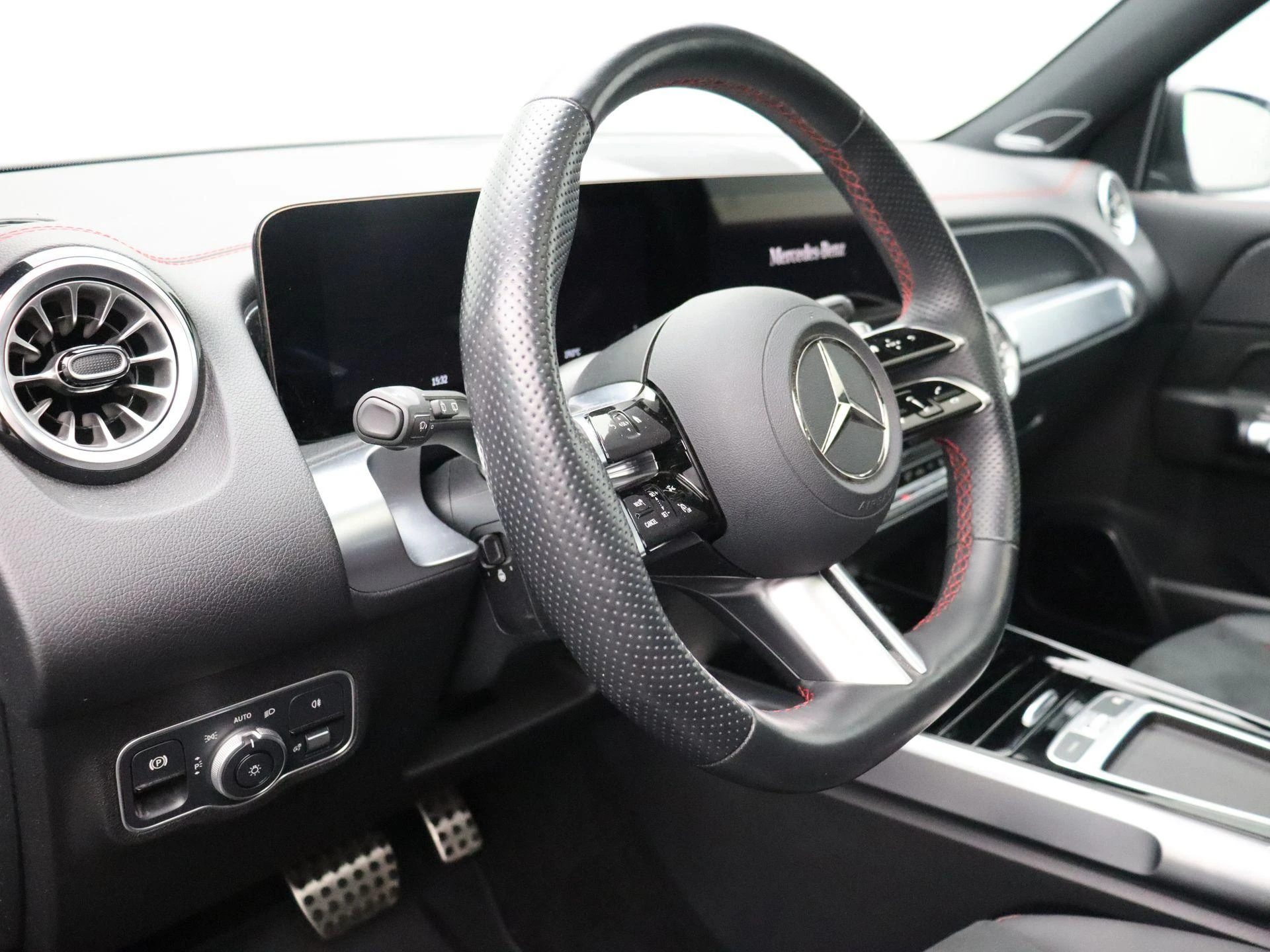 Mercedes-Benz-EQB-image-8