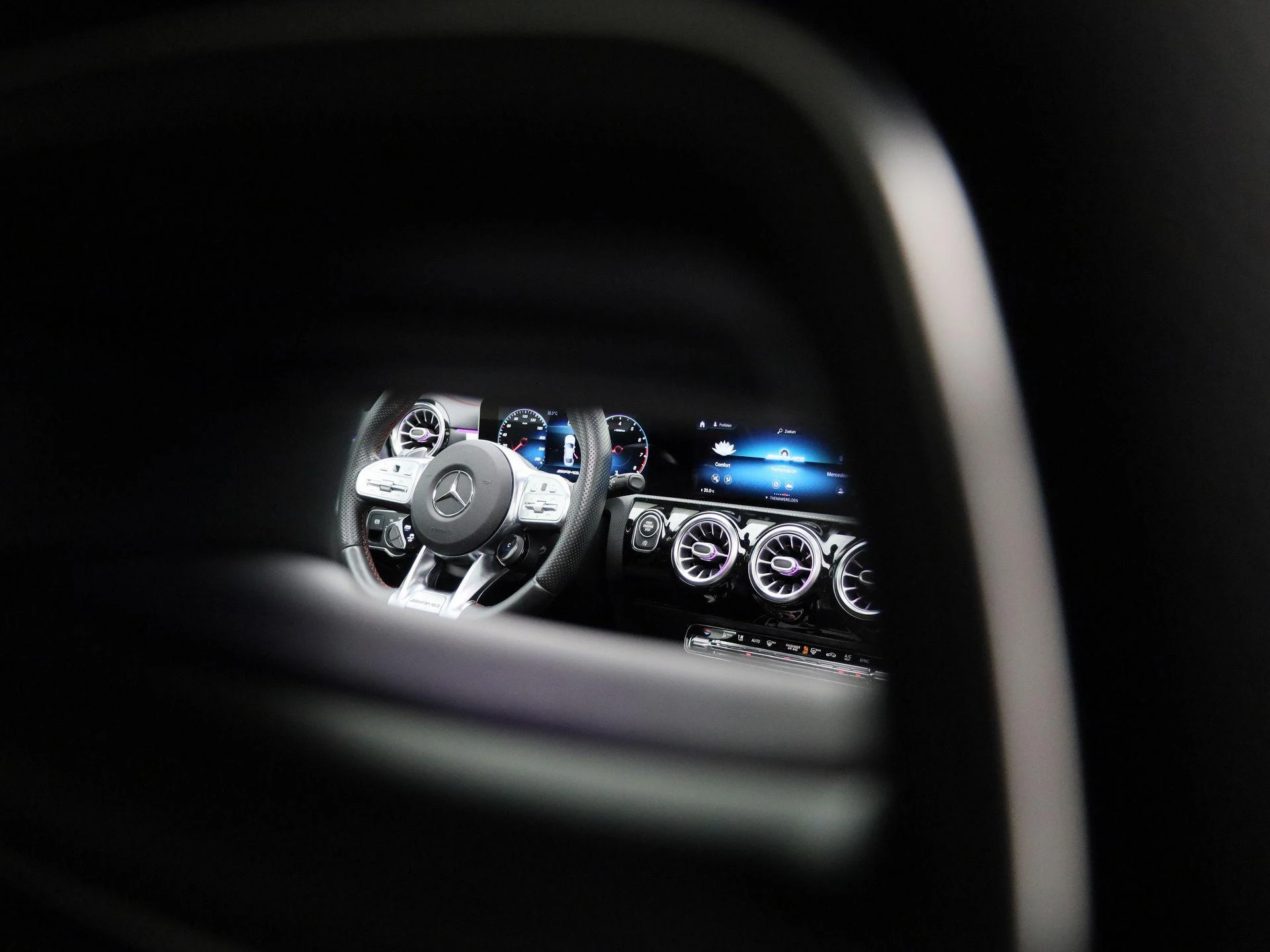 Mercedes-Benz-CLA-image-52