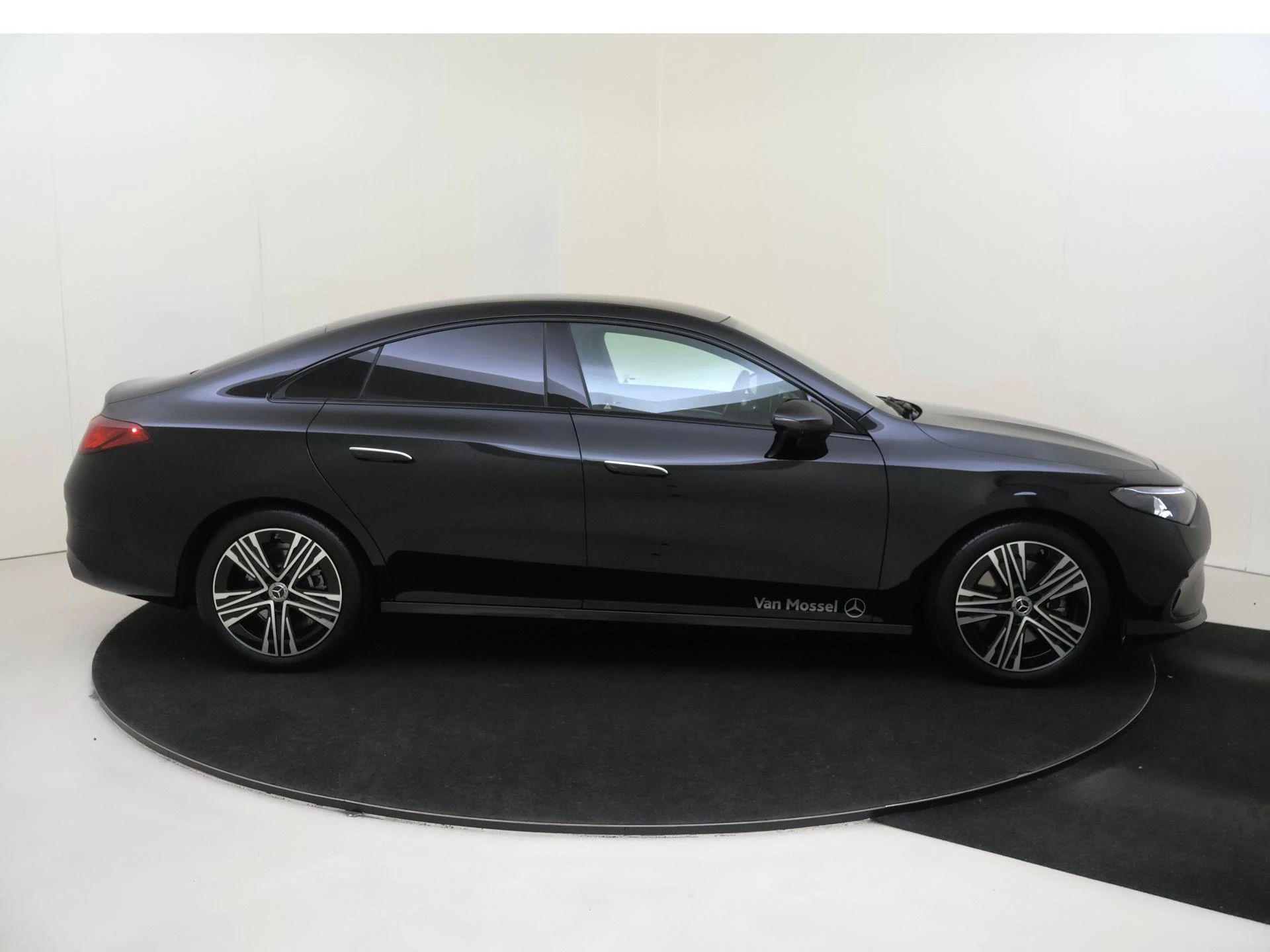 Mercedes-Benz-CLA-image-7