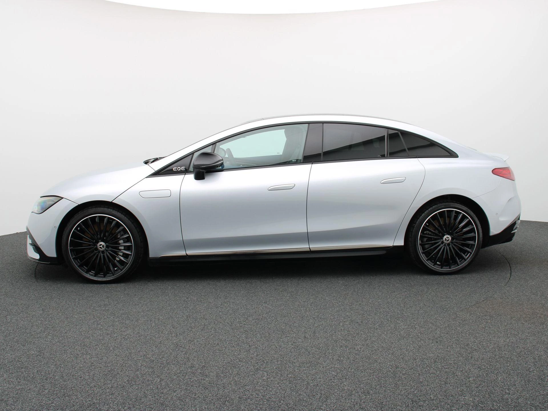 Mercedes-Benz-EQE-image-3