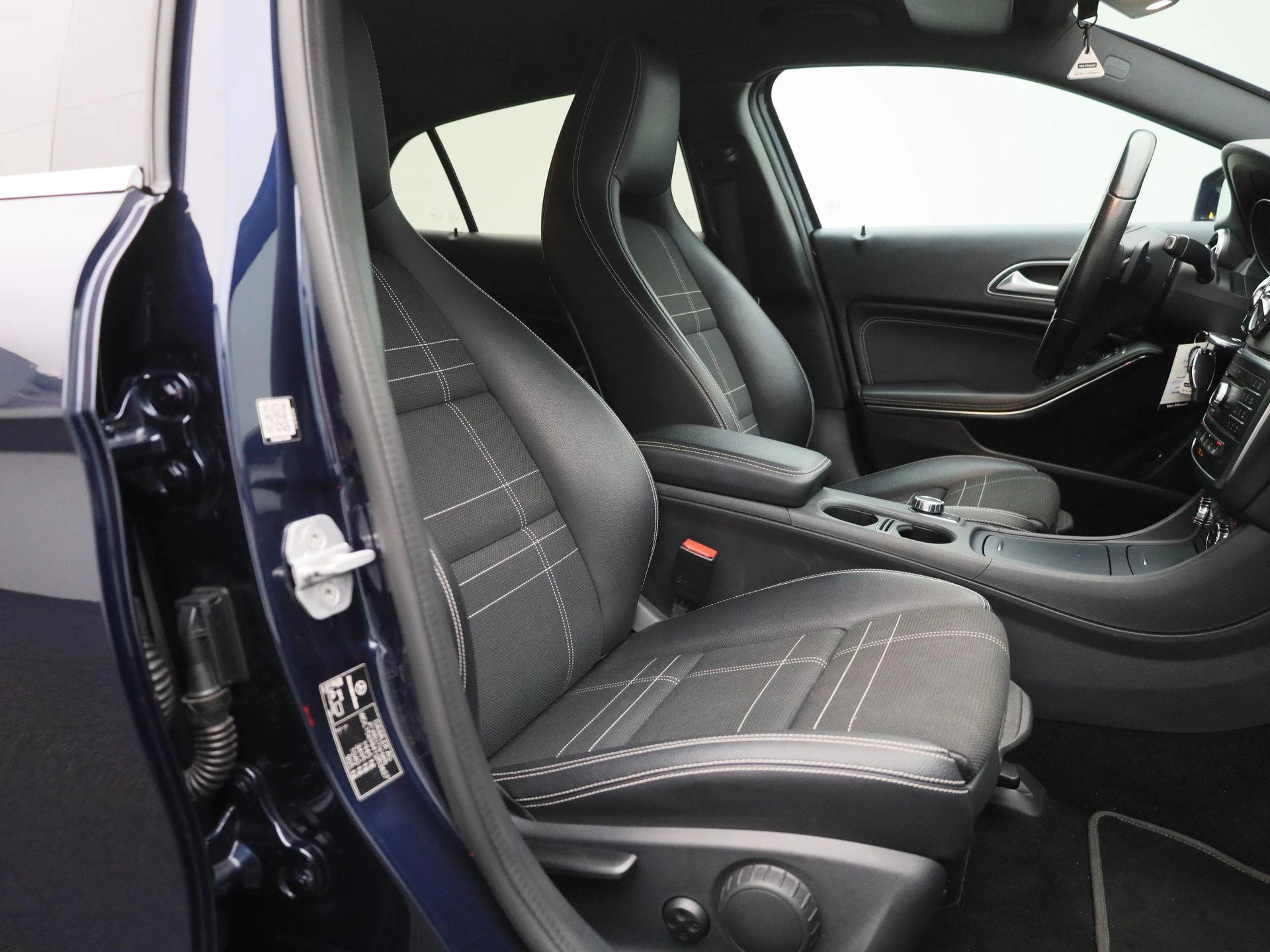 Mercedes-Benz-GLA-image-34