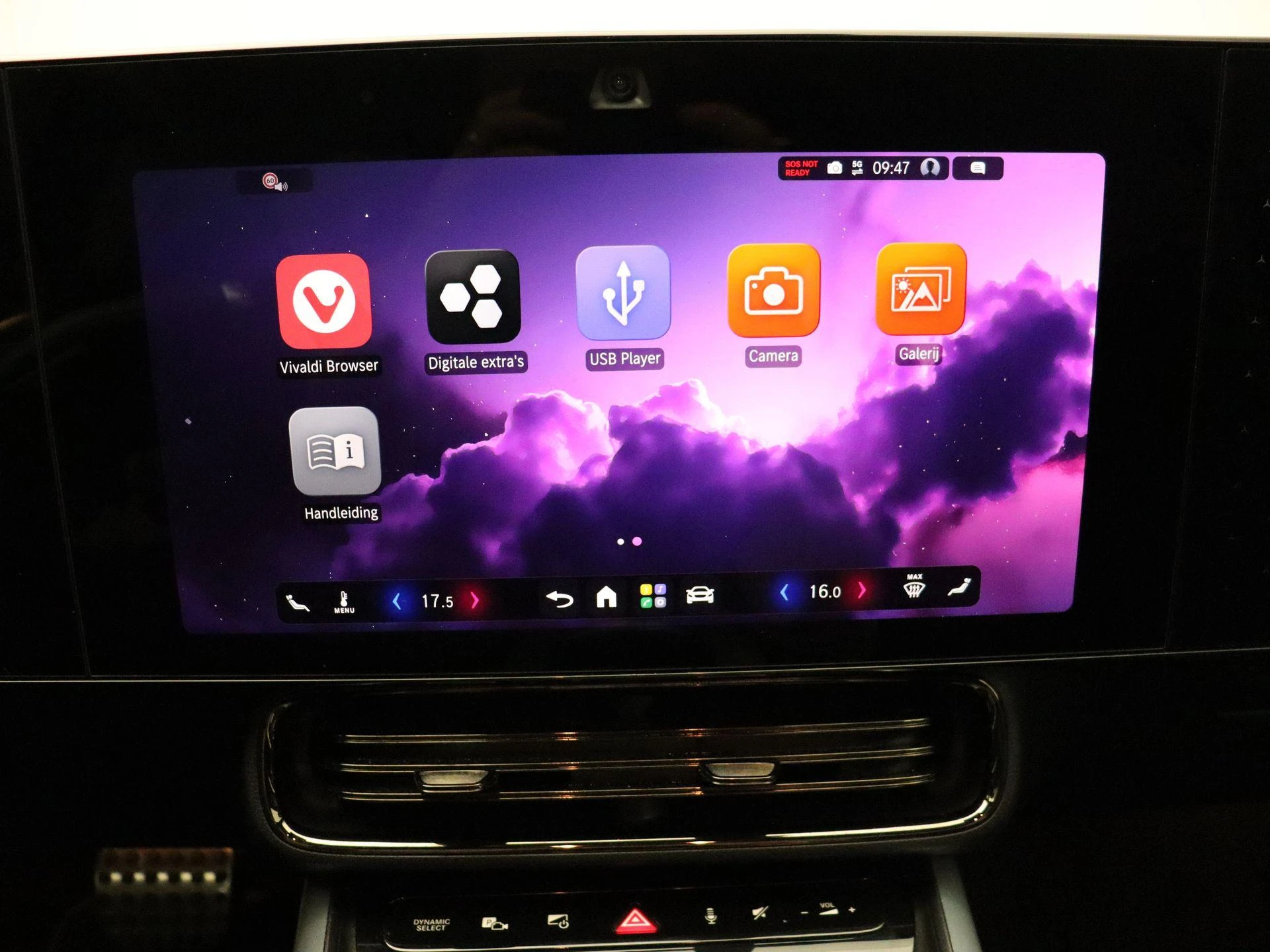 Mercedes-Benz-CLA-image-19