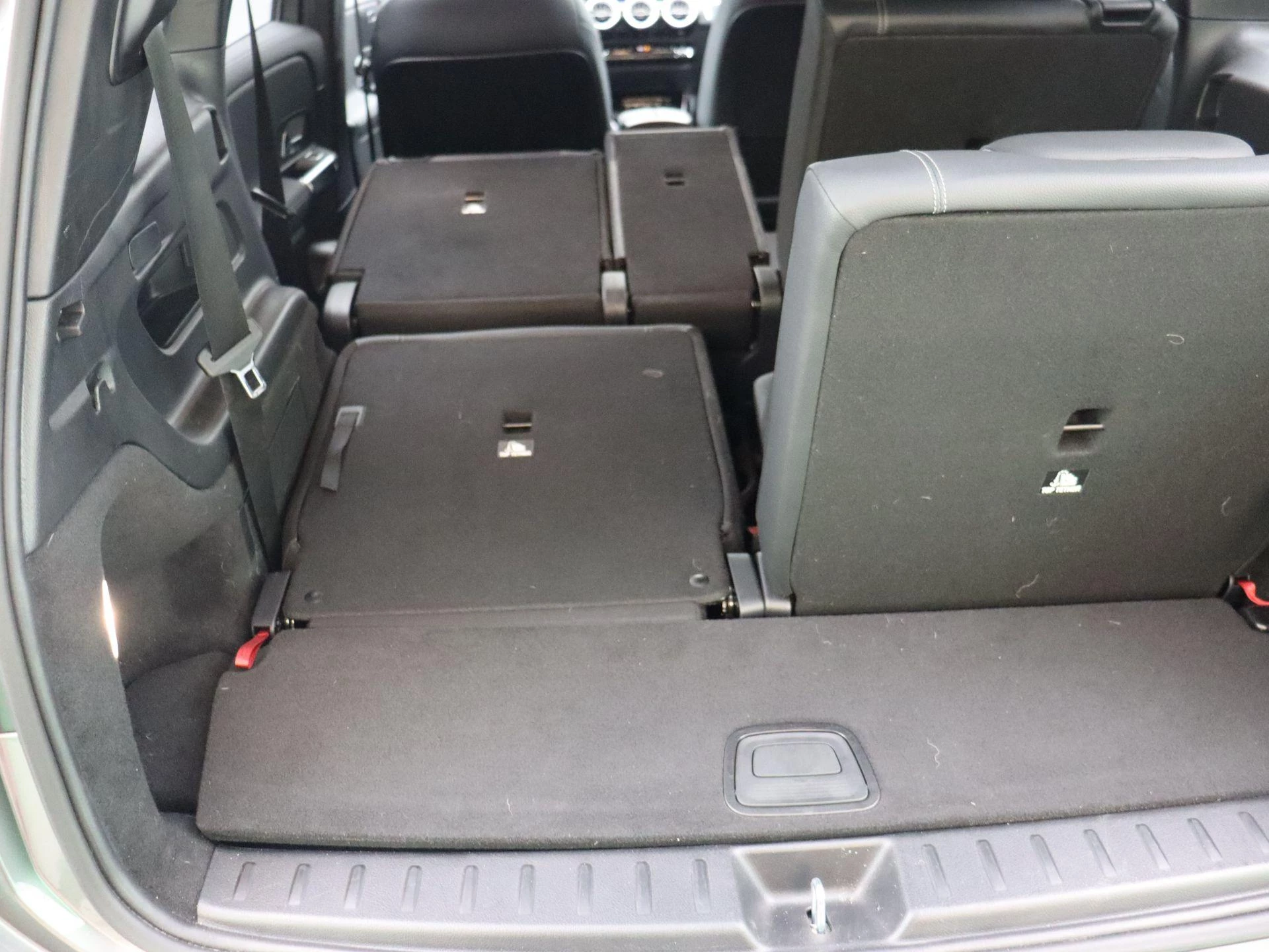 Mercedes-Benz-EQB-image-17