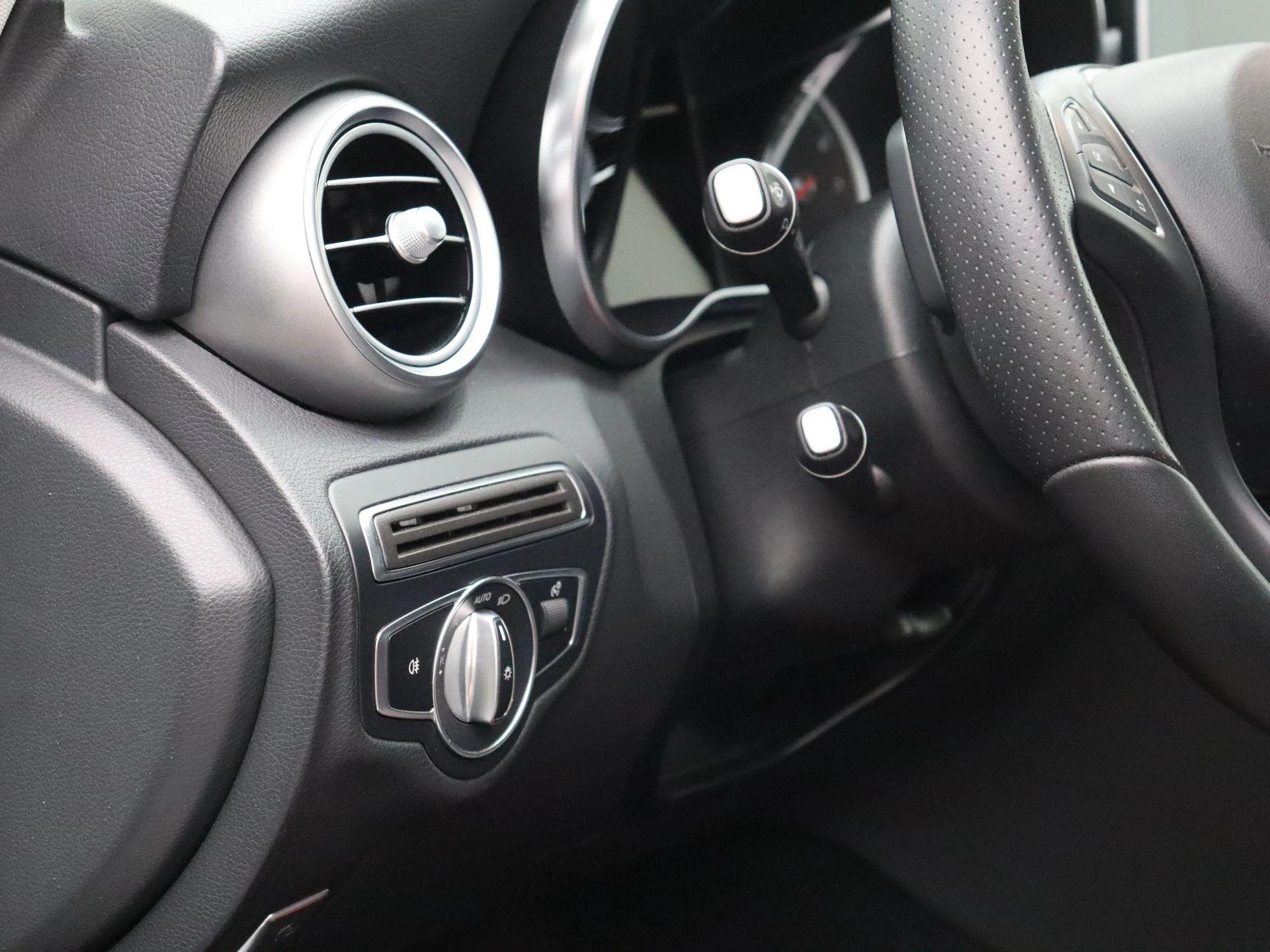 Mercedes-Benz-C-Klasse-image-8