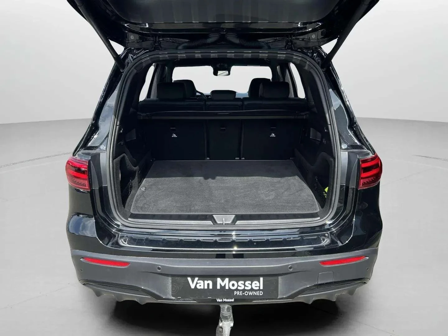 Mercedes-Benz-EQB-image-21