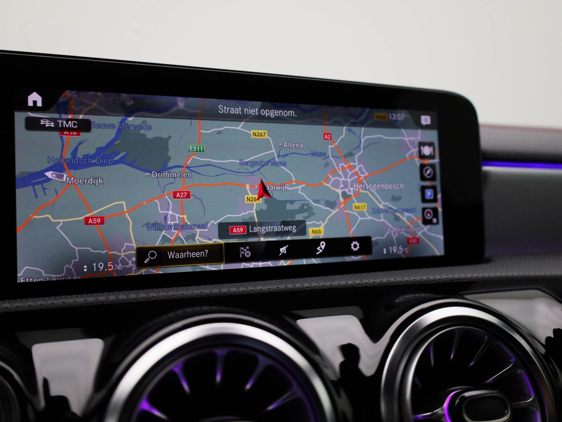 Mercedes-Benz-CLA-image-23