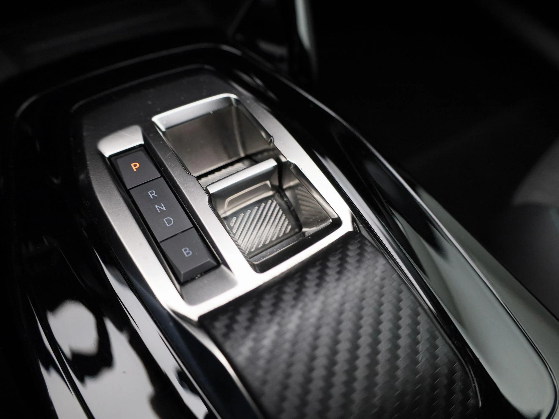 Peugeot-e-2008-image-25