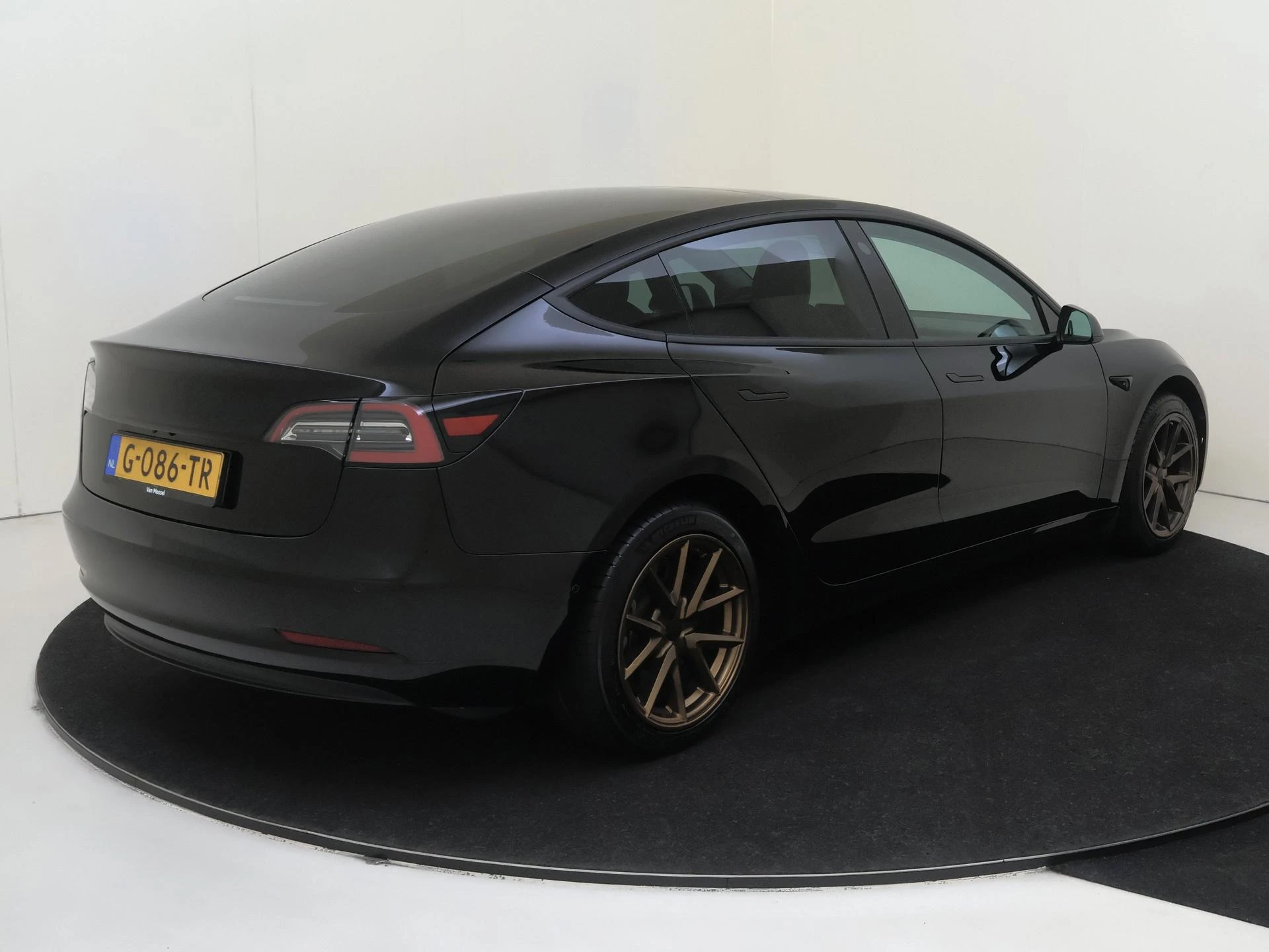 Tesla-Model 3-image-3