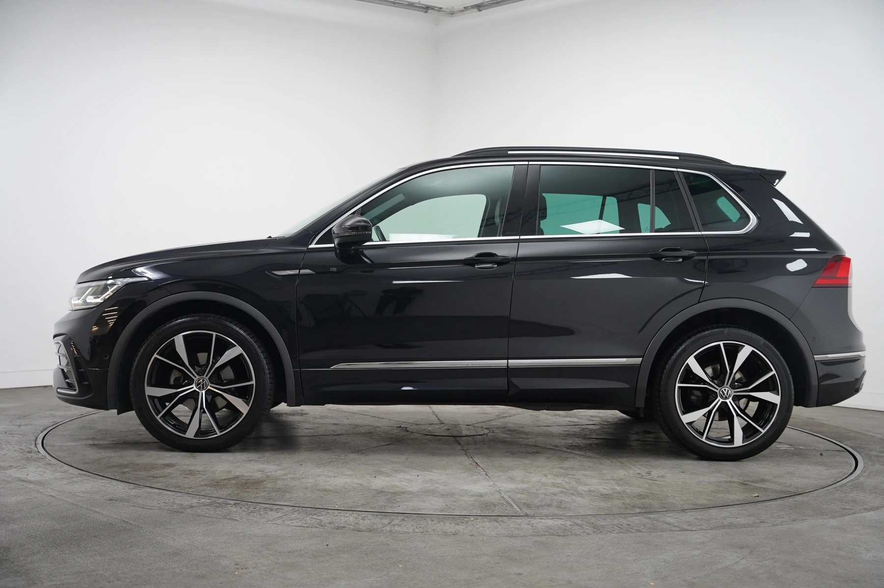 Volkswagen-Tiguan-image-16