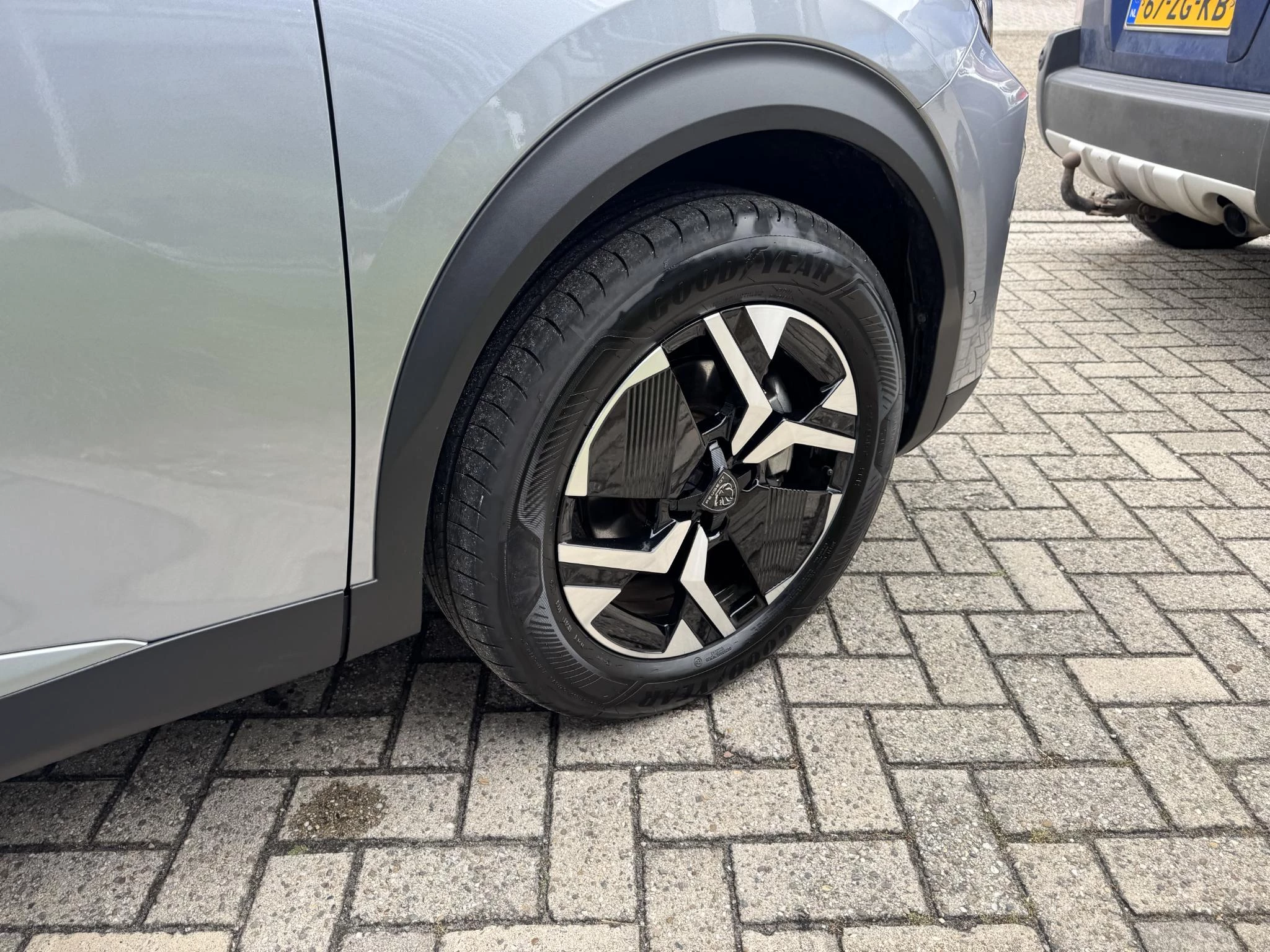 Peugeot 2008 1.2 Hybrid 145 Allure