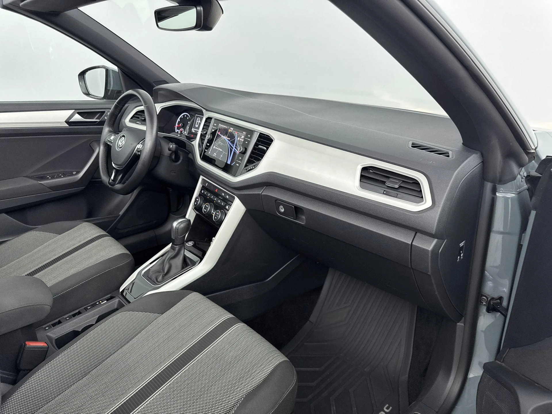 Volkswagen-T-Roc-image-17