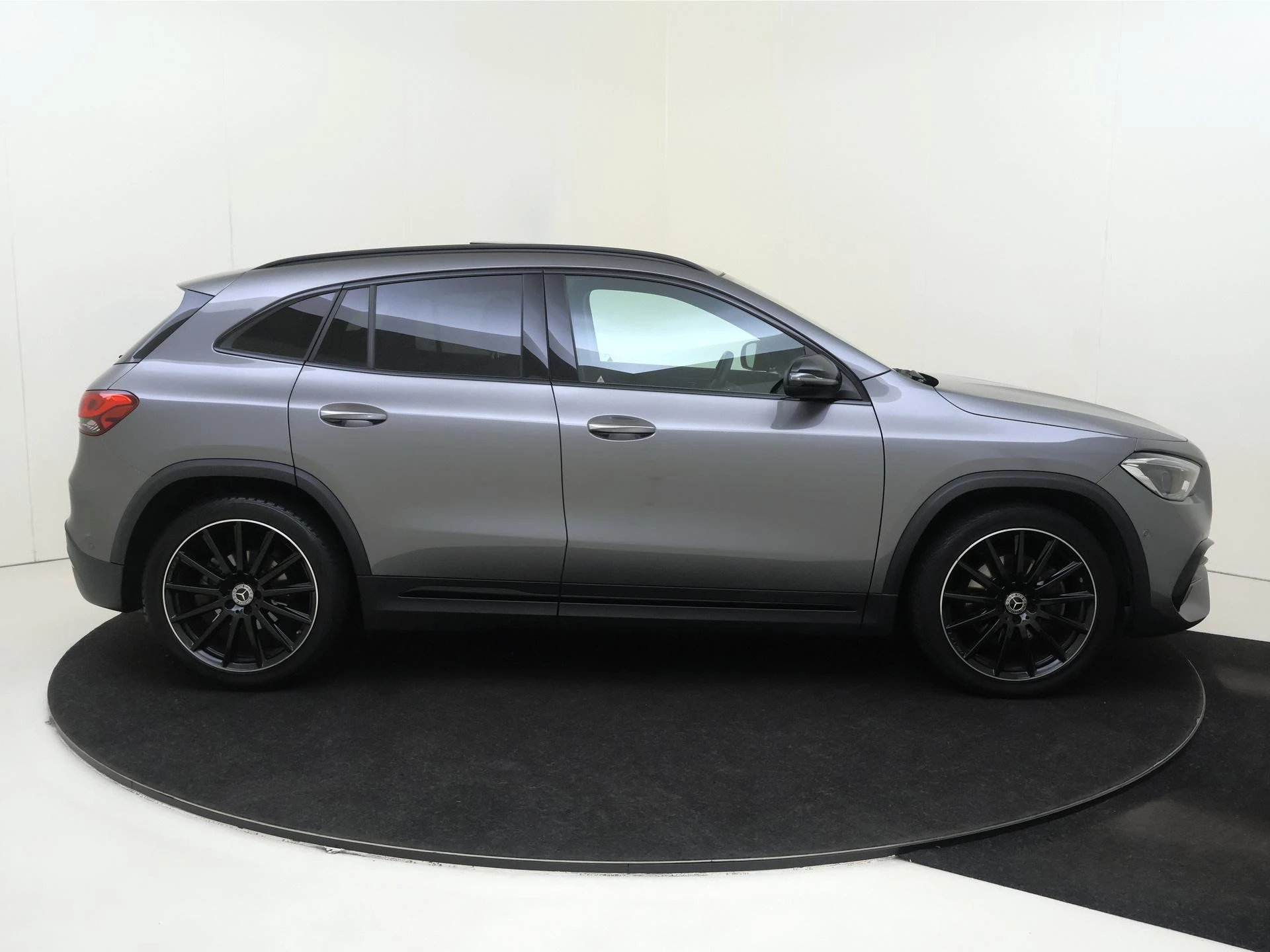 Mercedes-Benz-GLA-image-9