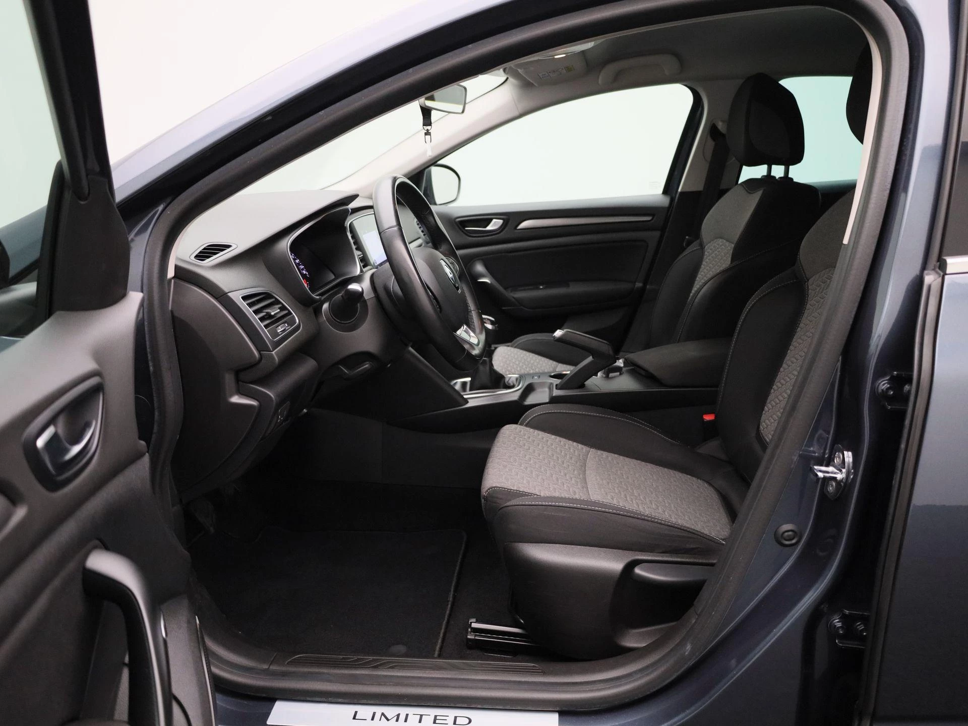 Renault-Mégane Grand Tour-image-8