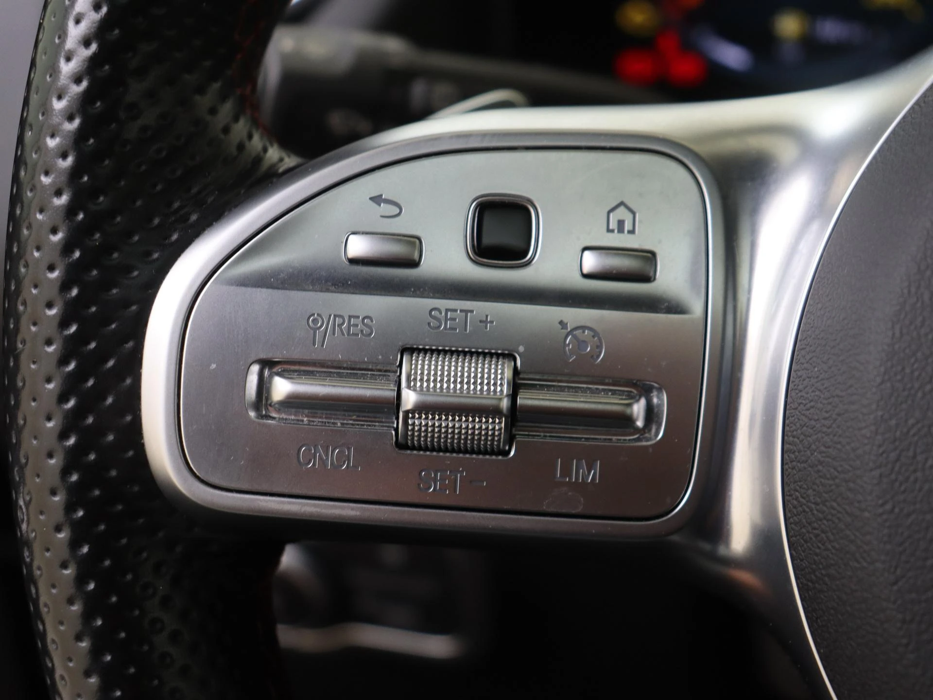Mercedes-Benz-GLA-image-11
