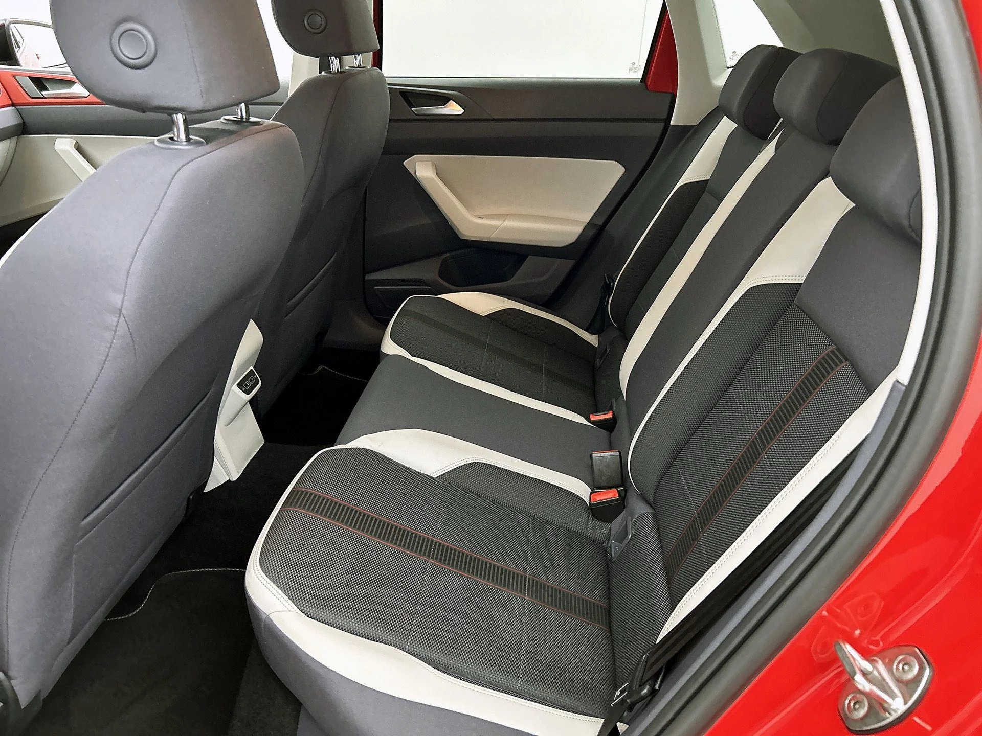 Volkswagen-Polo-image-25