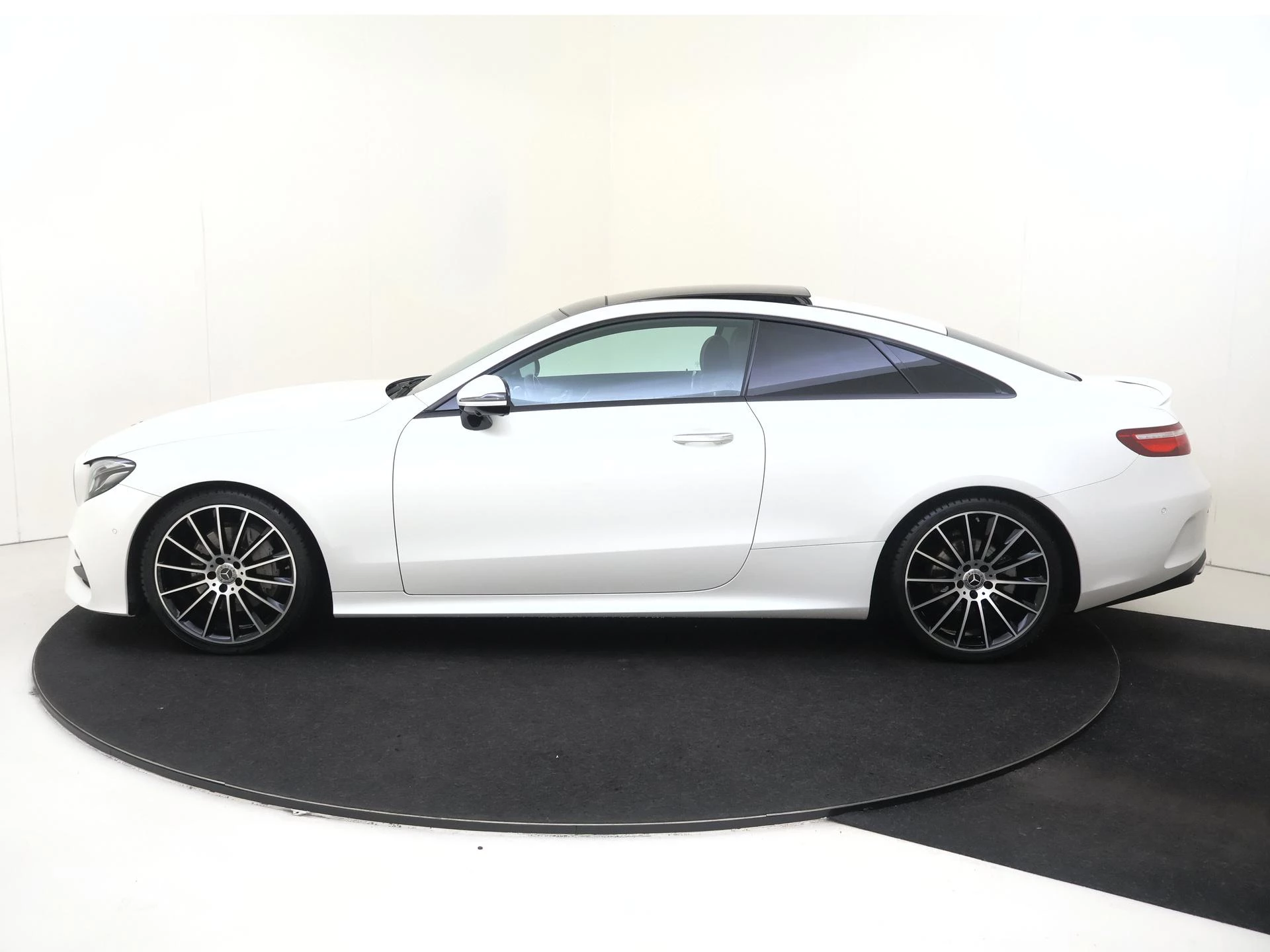 Mercedes-Benz-E-Klasse-image-7