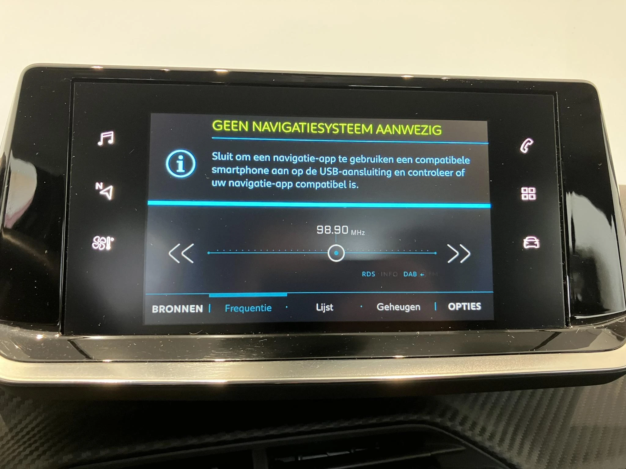 Peugeot-e-208-image-25