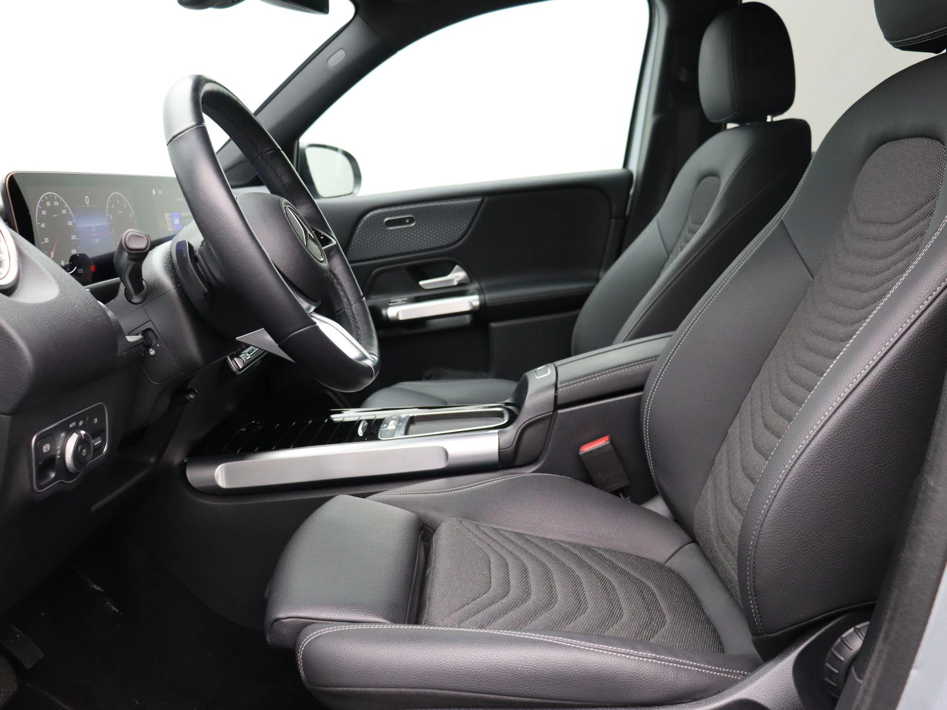 Mercedes-Benz GLB 180 Luxury Line + CARPLAY + TREKHAAK + NIGHTPAKKET +