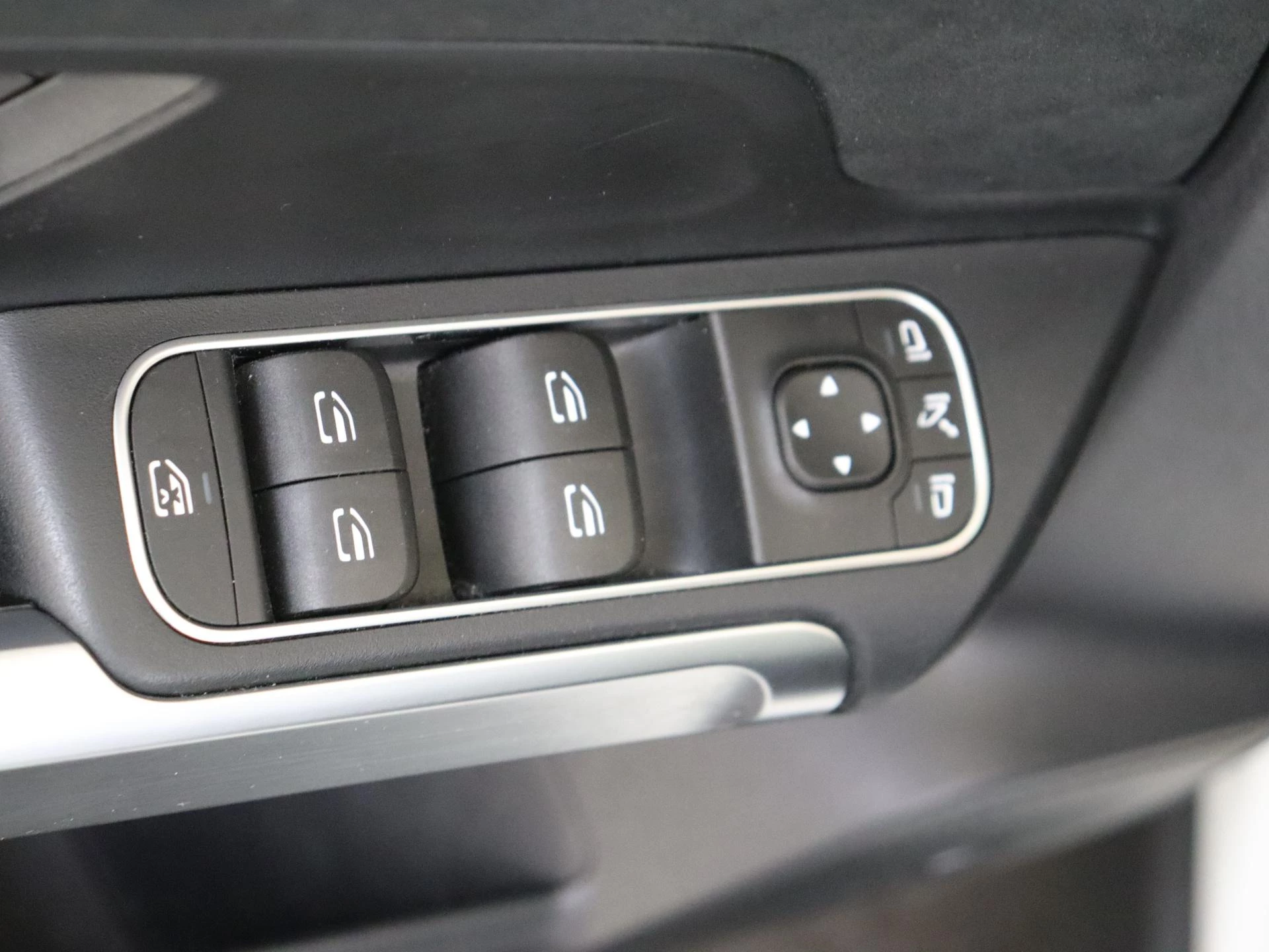 Mercedes-Benz-EQB-image-26
