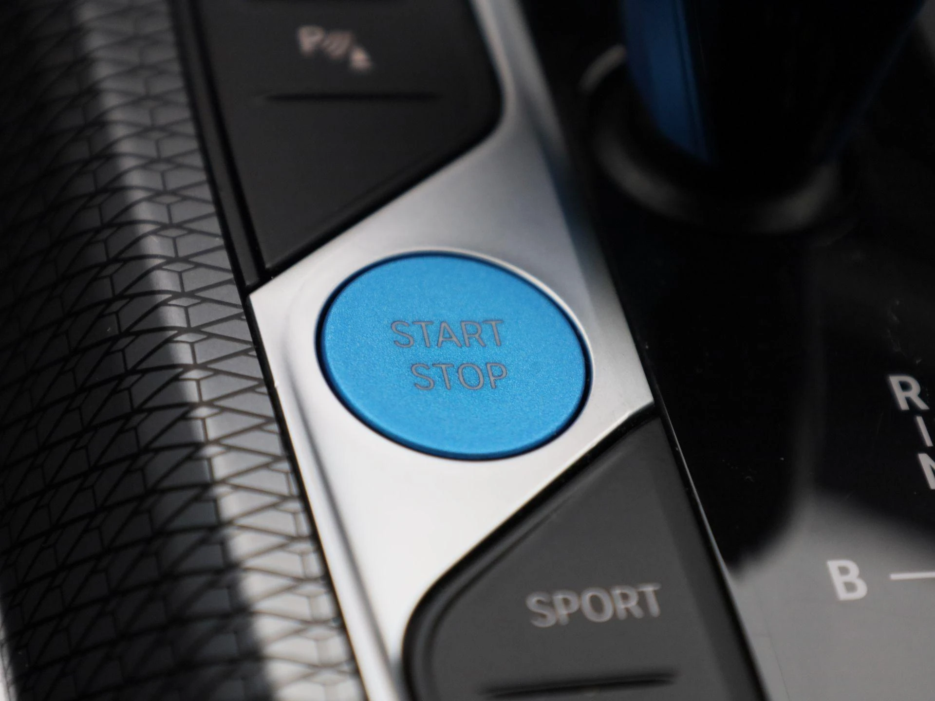 BMW-i4-image-25