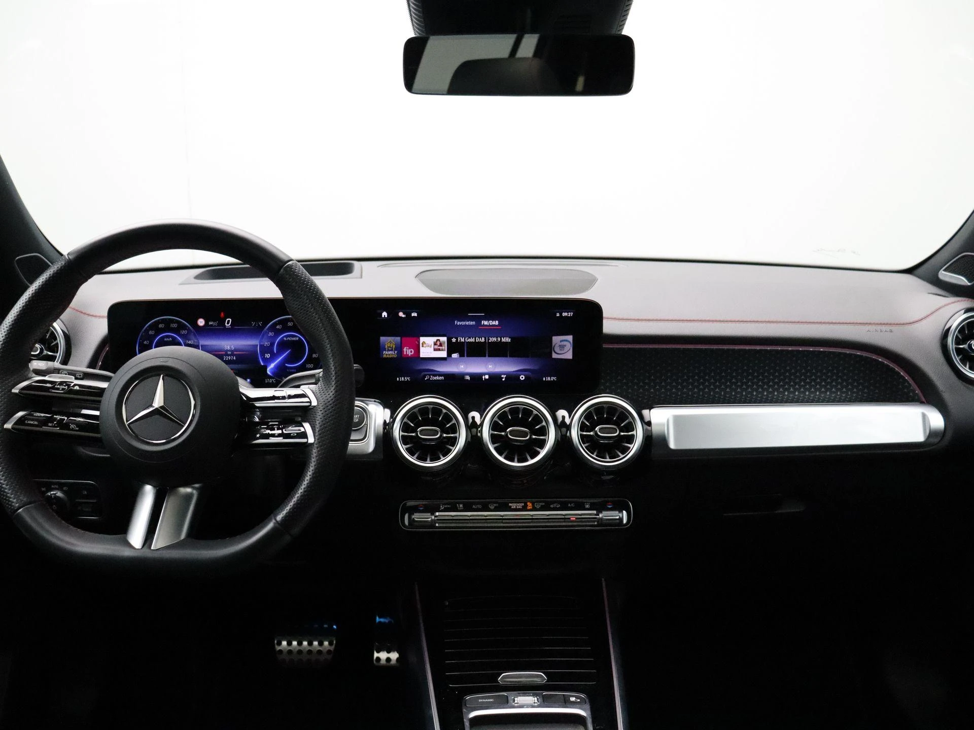 Mercedes-Benz-EQB-image-26