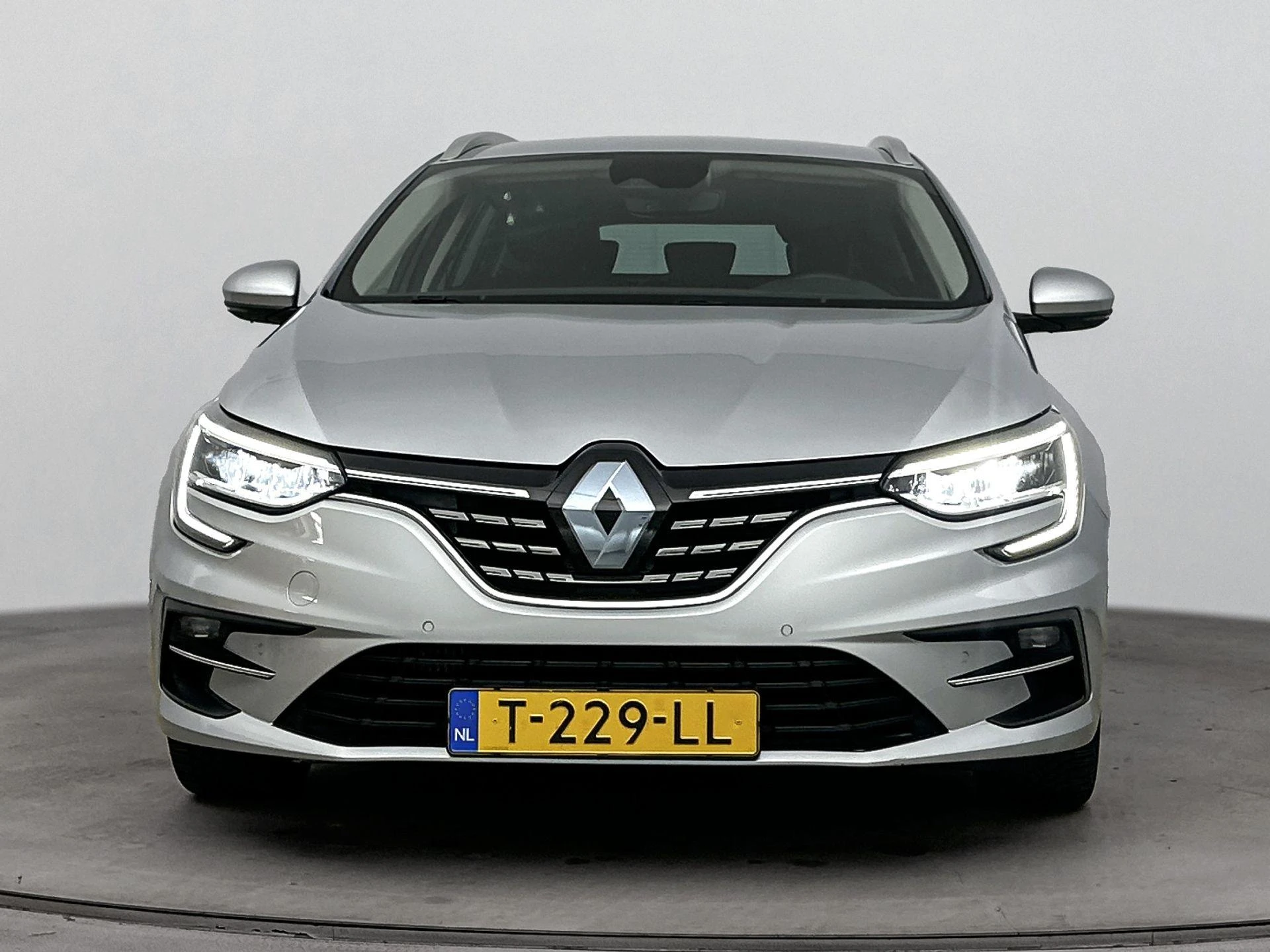 Renault-Mégane Estate-image-4