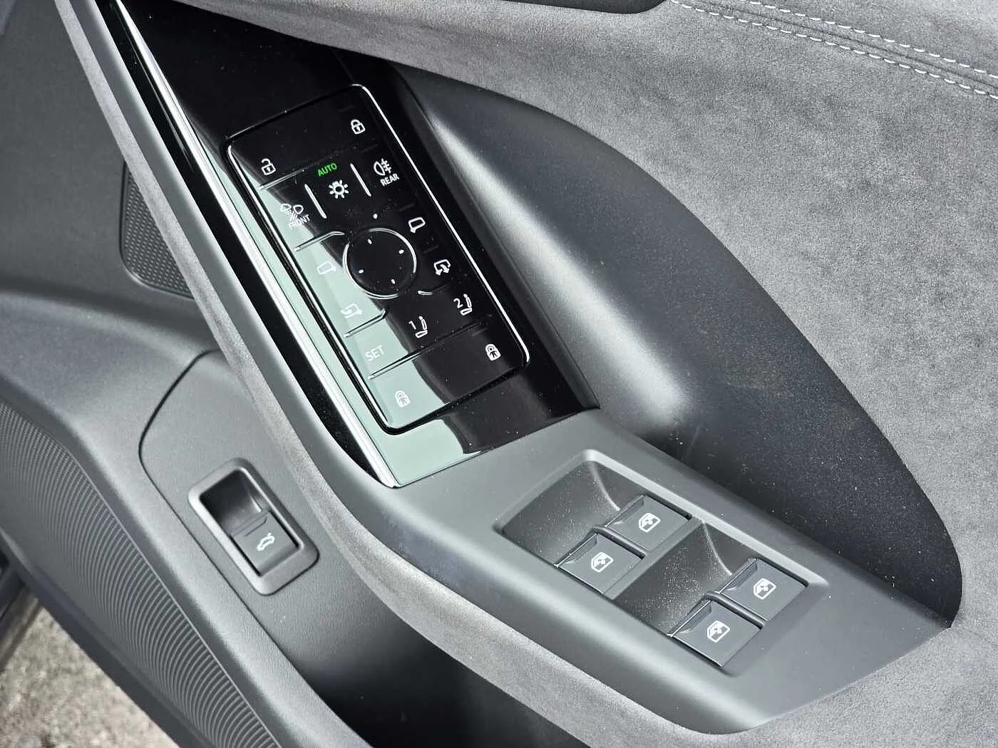 Audi-SQ6 e-tron-image-38
