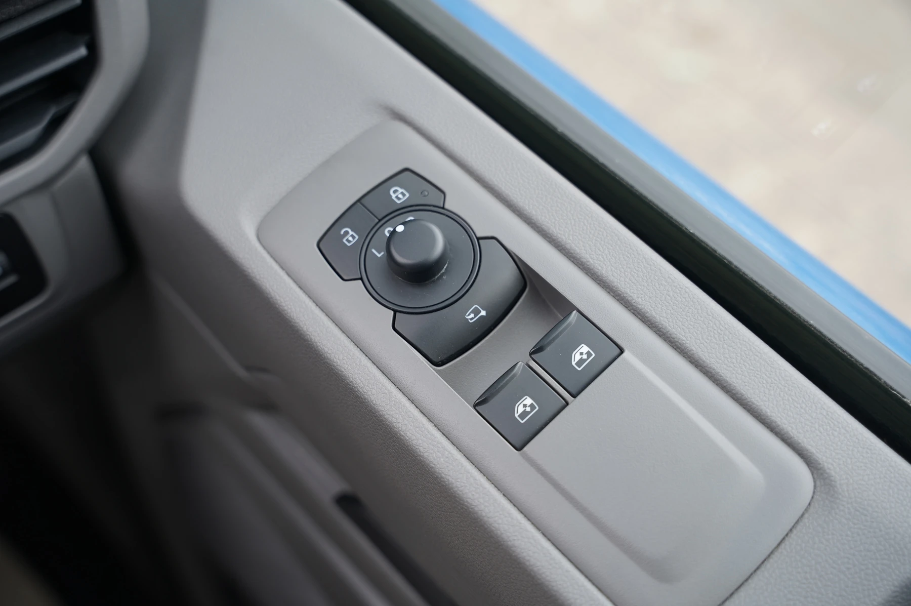 Volkswagen-Transporter-image-19