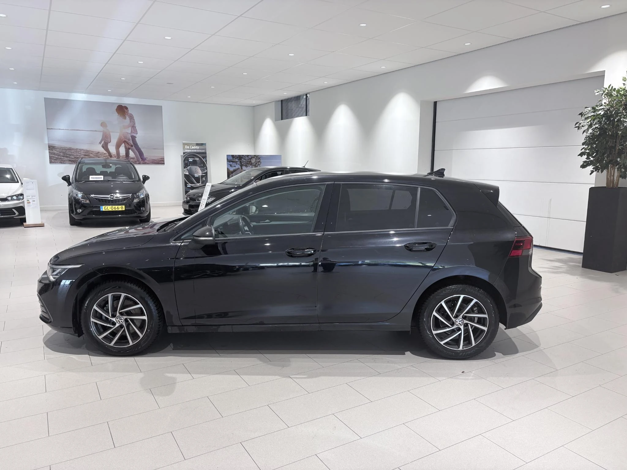 Volkswagen-Golf-image-2